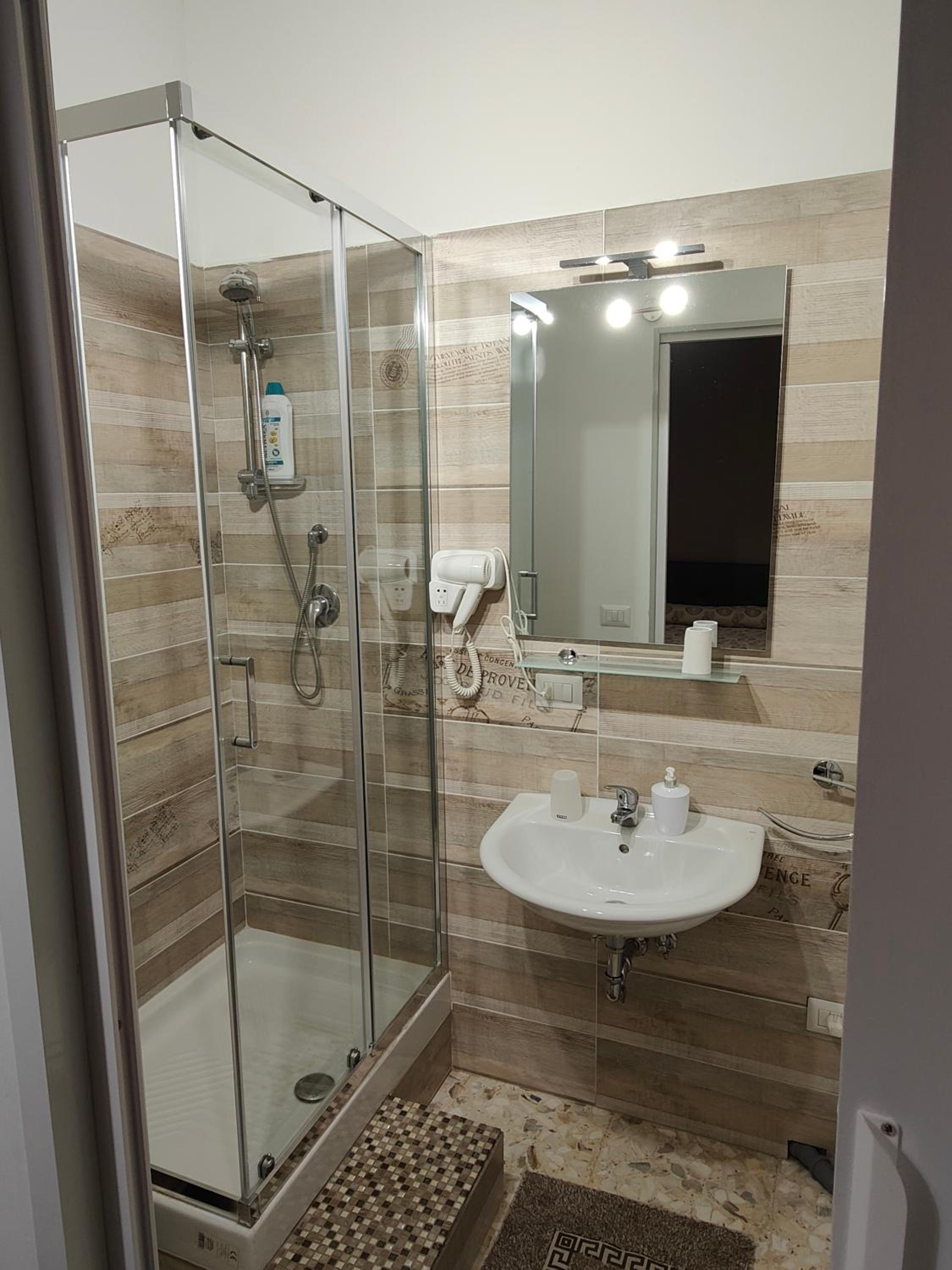 Double Room with Balcony - Photo 11