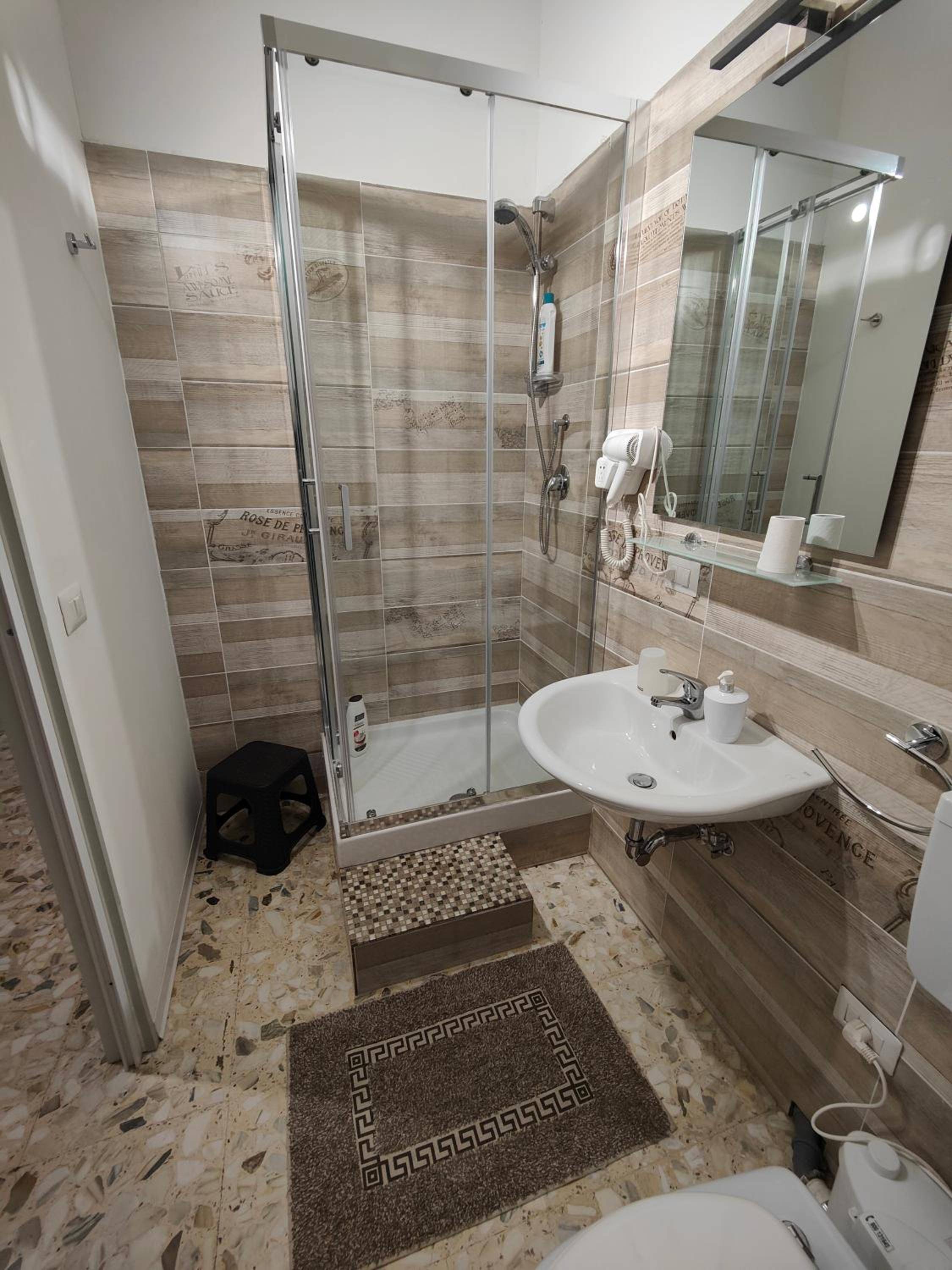 Double Room with Balcony - Photo 12