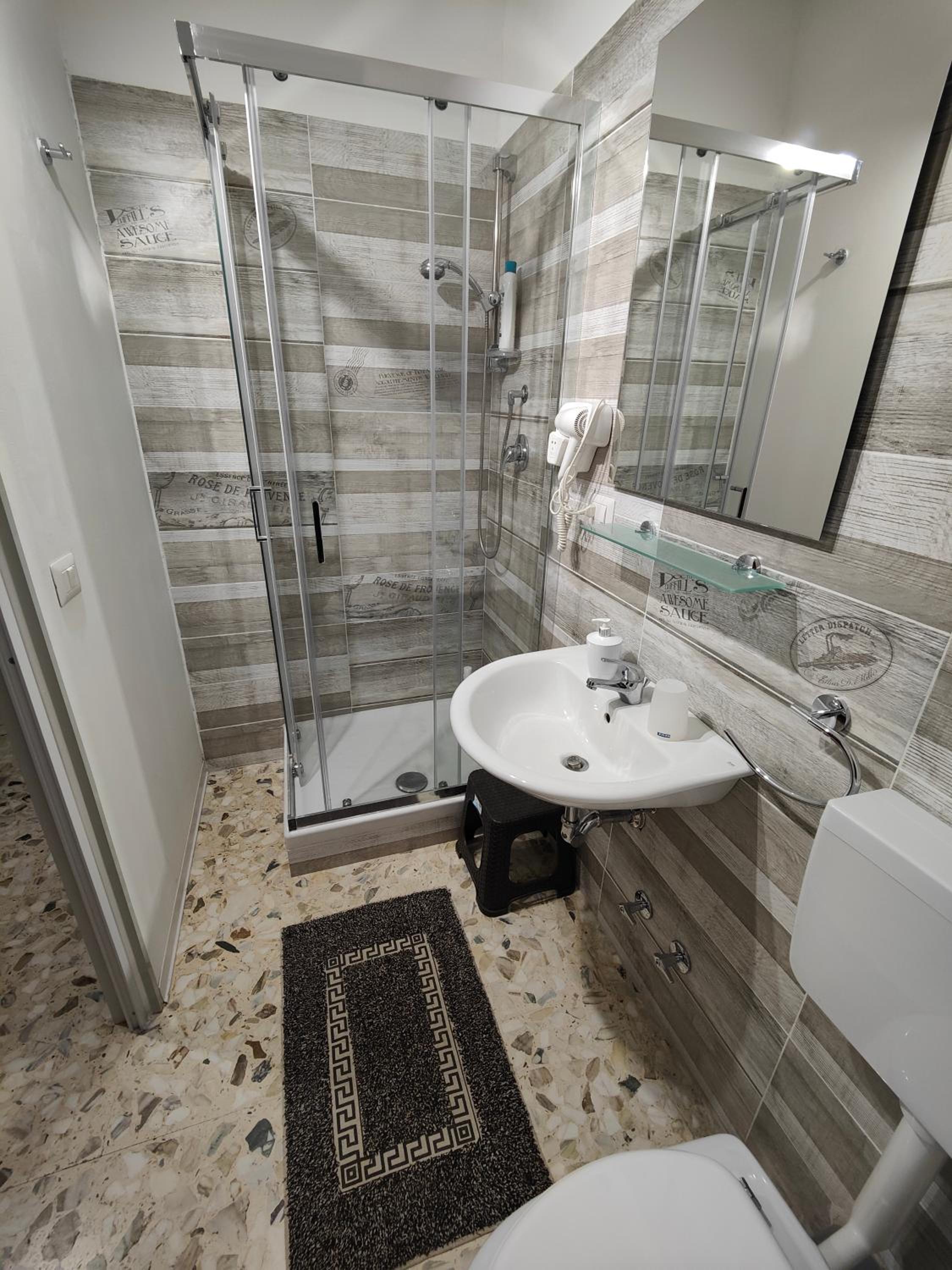 King Room with Balcony - Photo 19