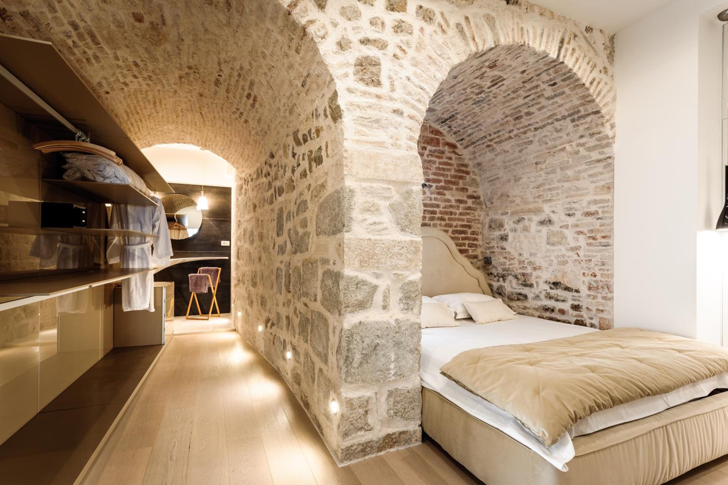 One-Bedroom Apartment - Photo 14