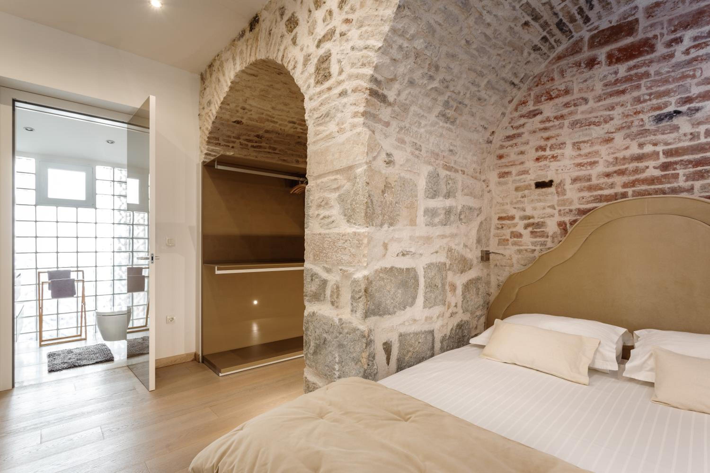 One-Bedroom Apartment - Photo 12