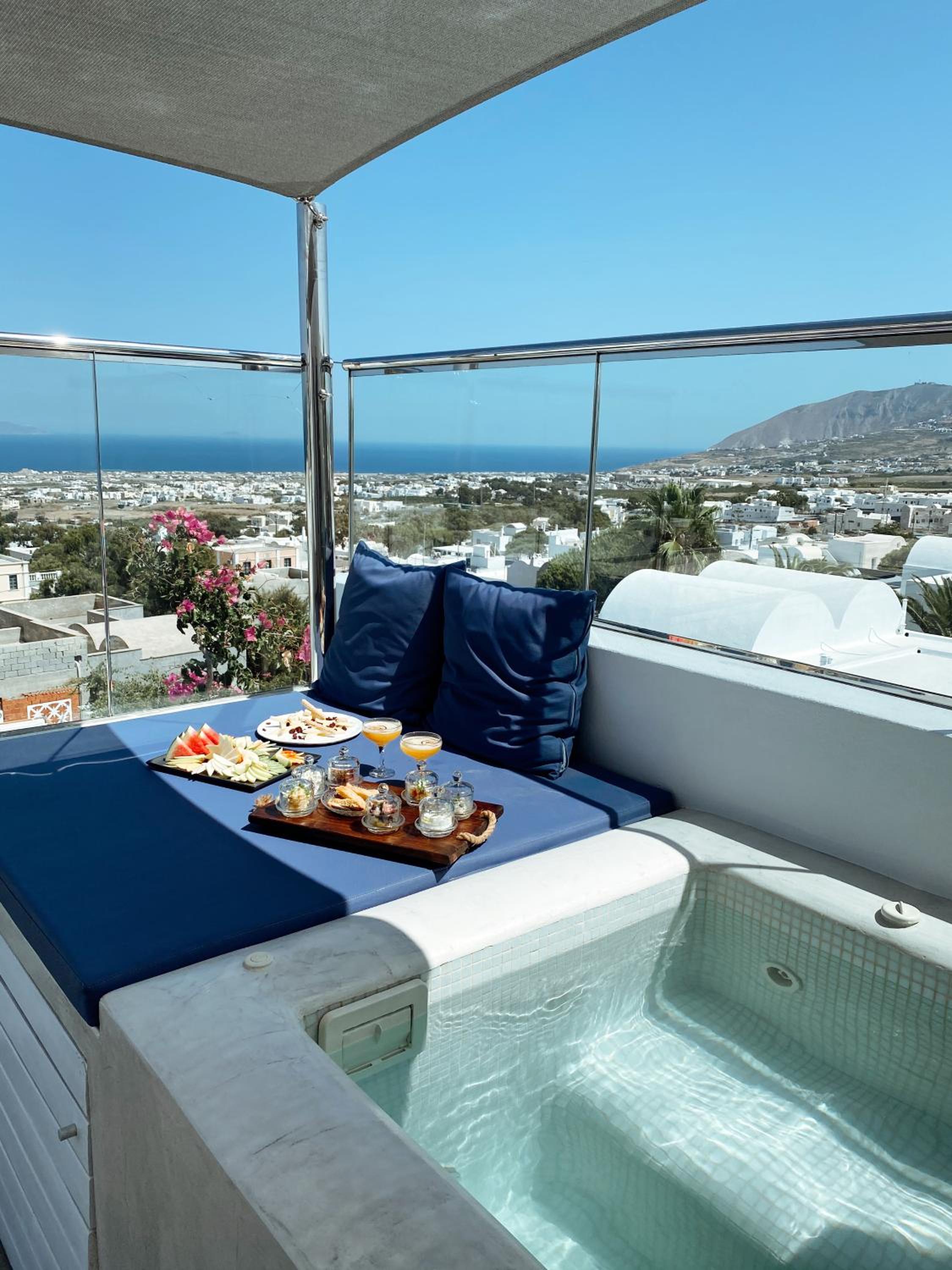 Suite with Hot Tub and Sea View - Photo 9
