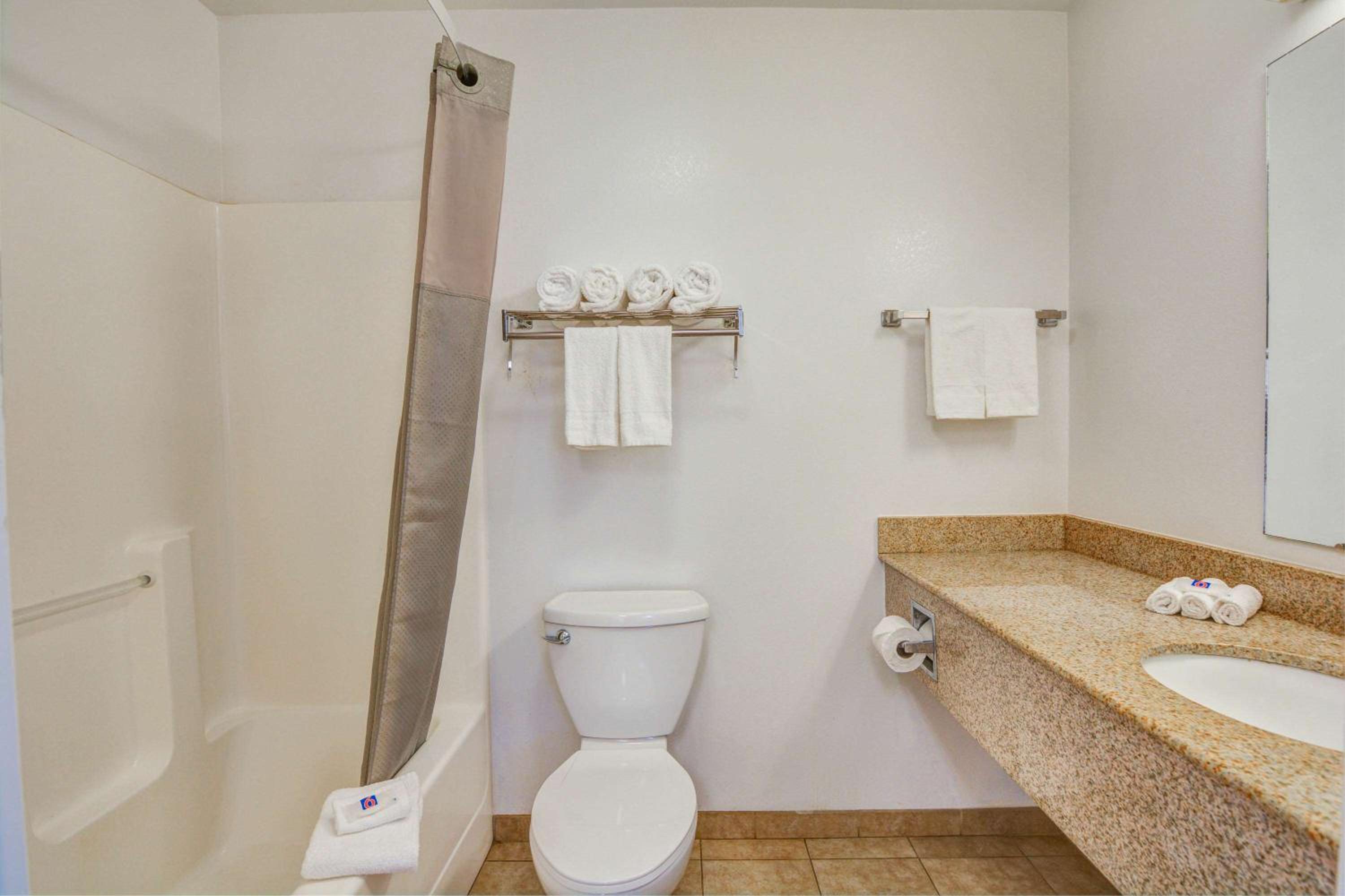 Quadruple Room - Non-Smoking photo 2