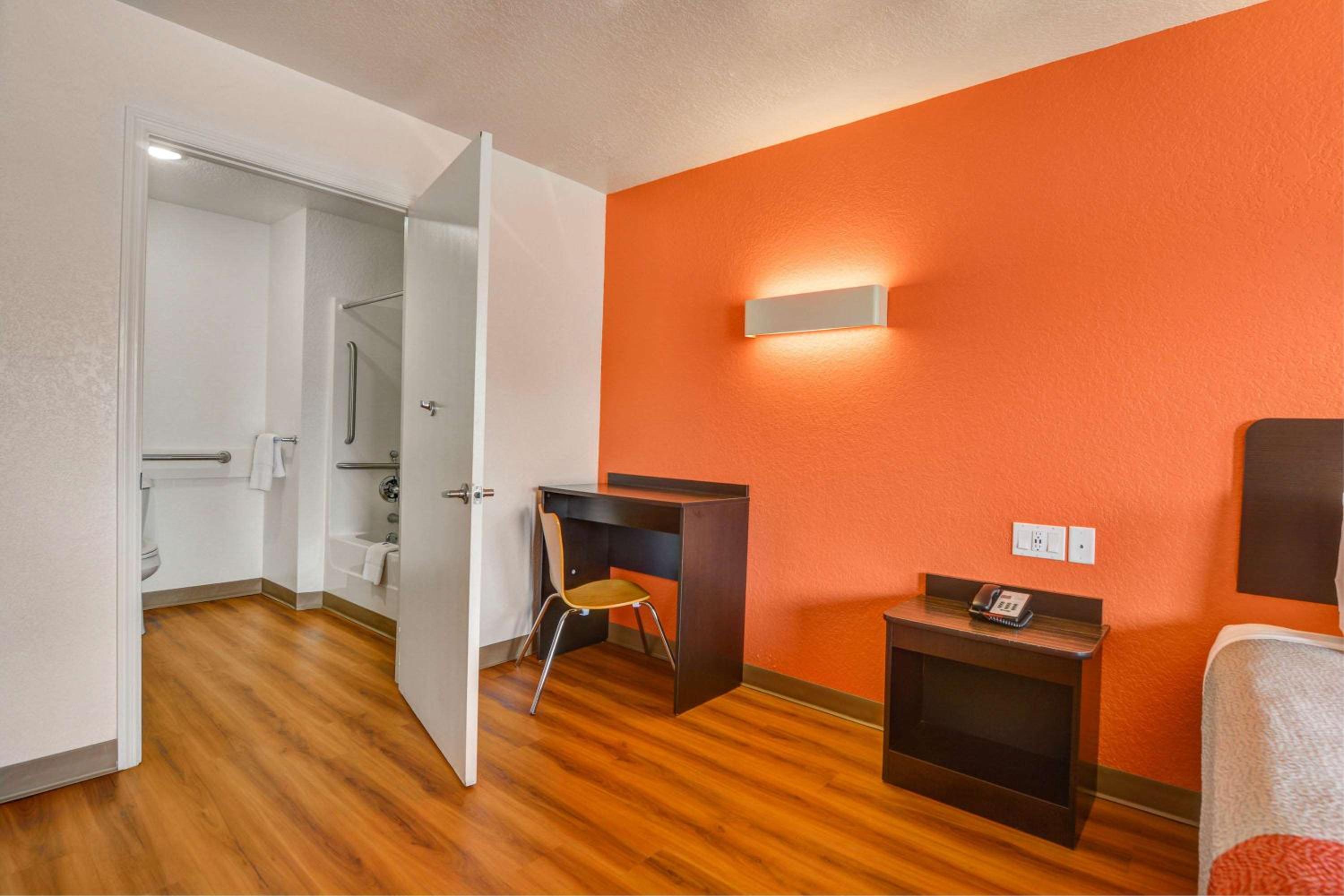 Queen Room - Disability Access - Non-Smoking - Photo 1