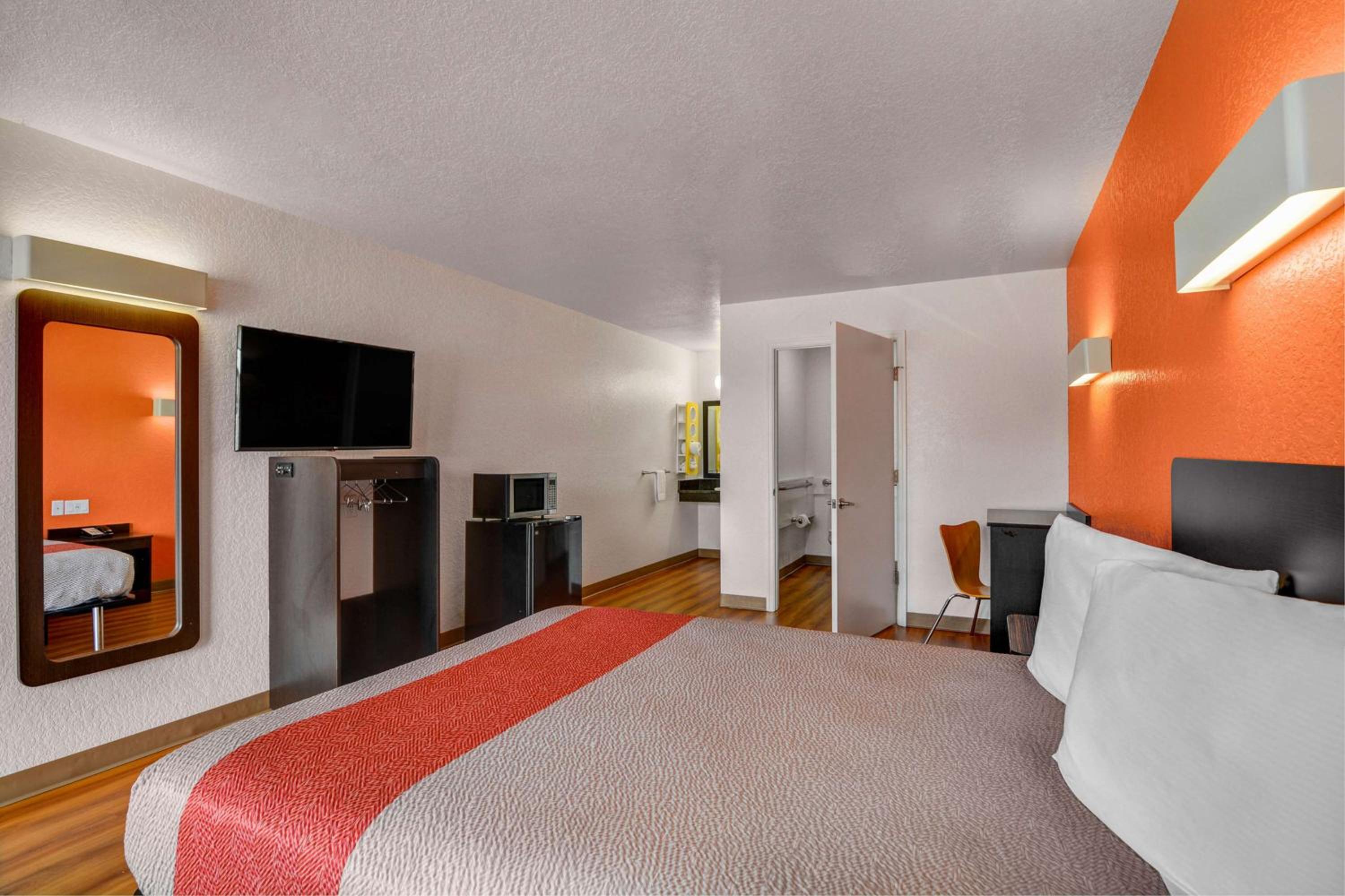 Queen Room - Disability Access - Non-Smoking - Photo 5