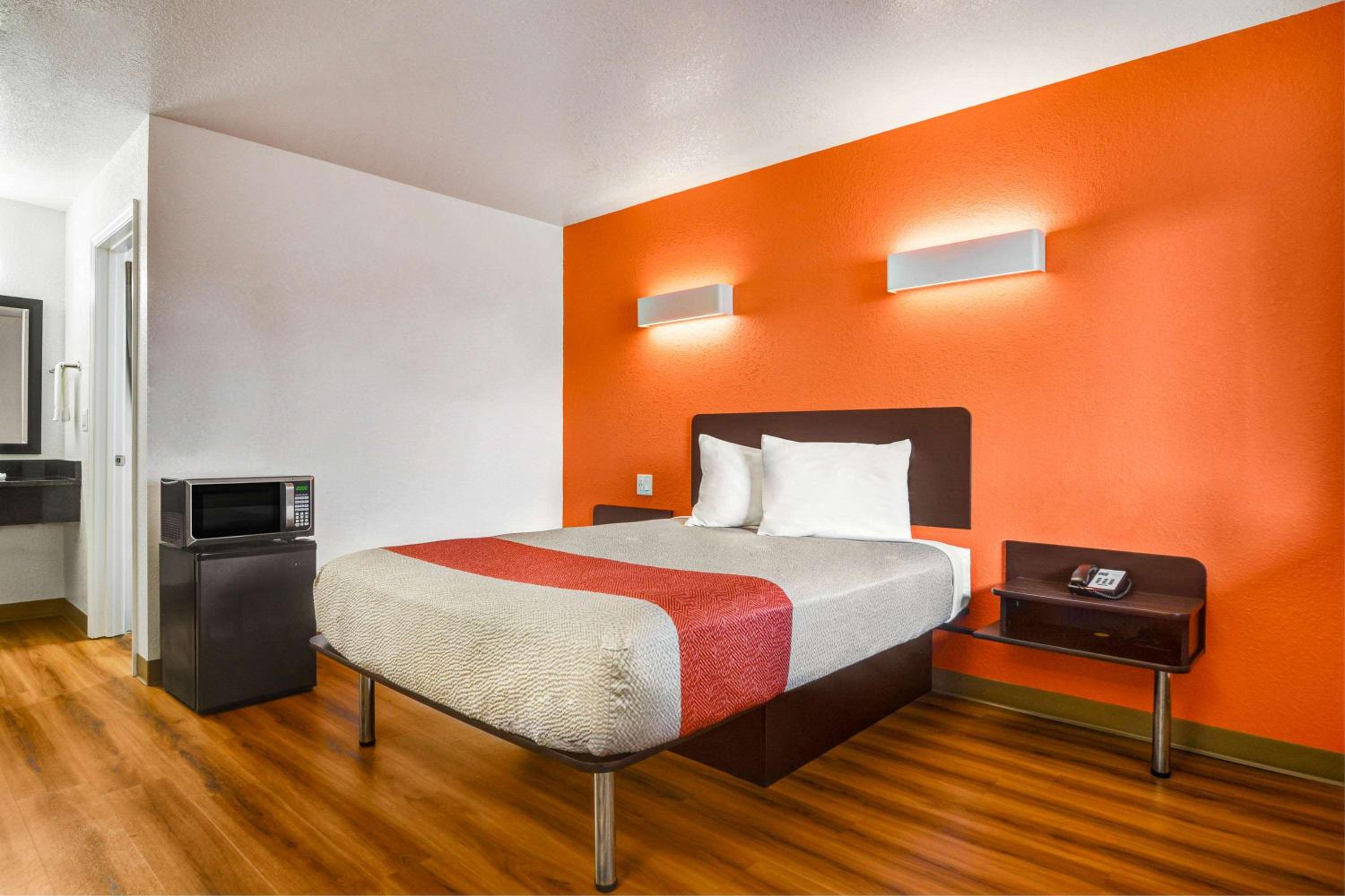 Queen Room - Non-Smoking - Photo 2