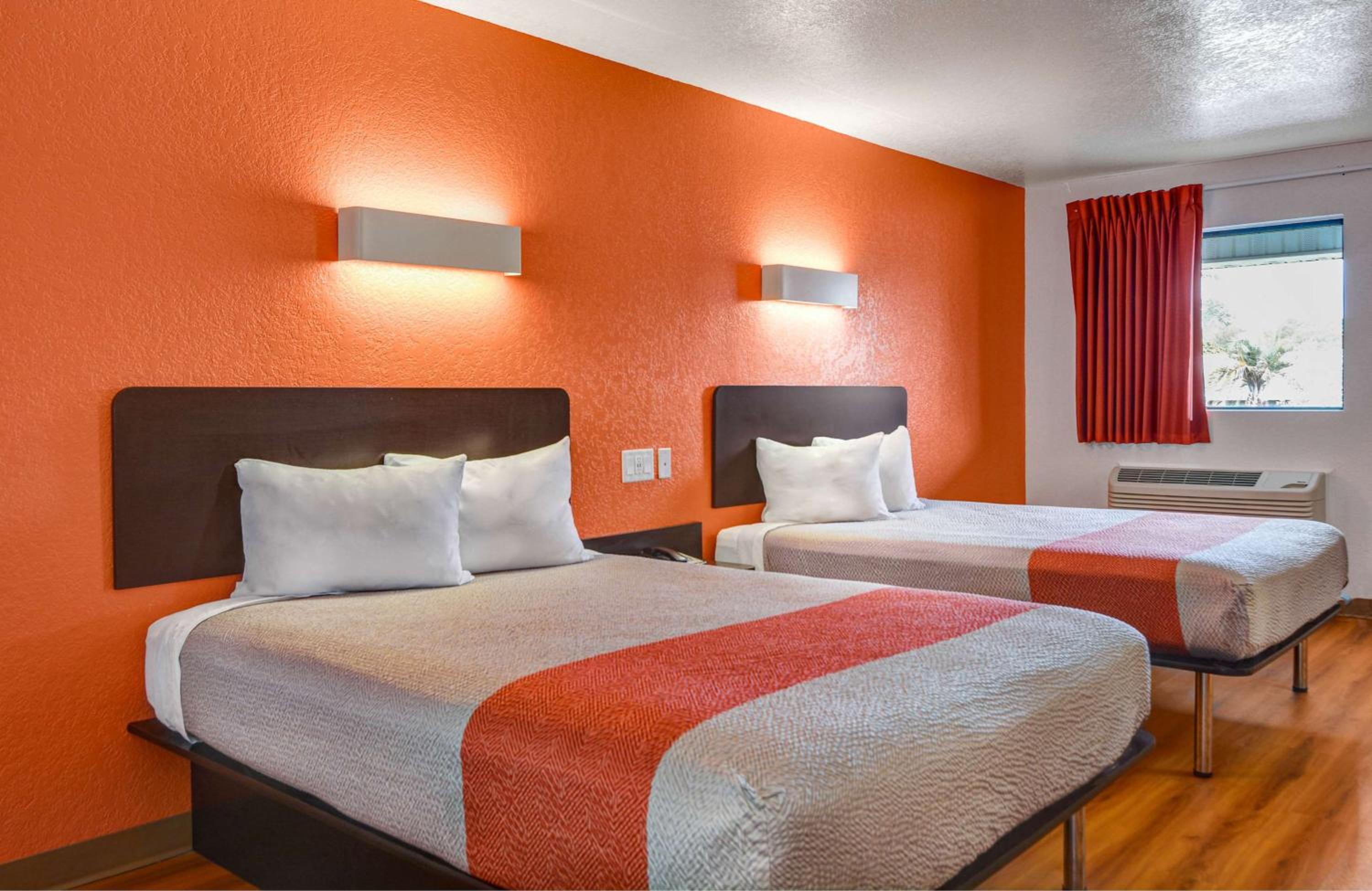 Queen Room with Two Queen Beds - Non-Smoking - Photo 2