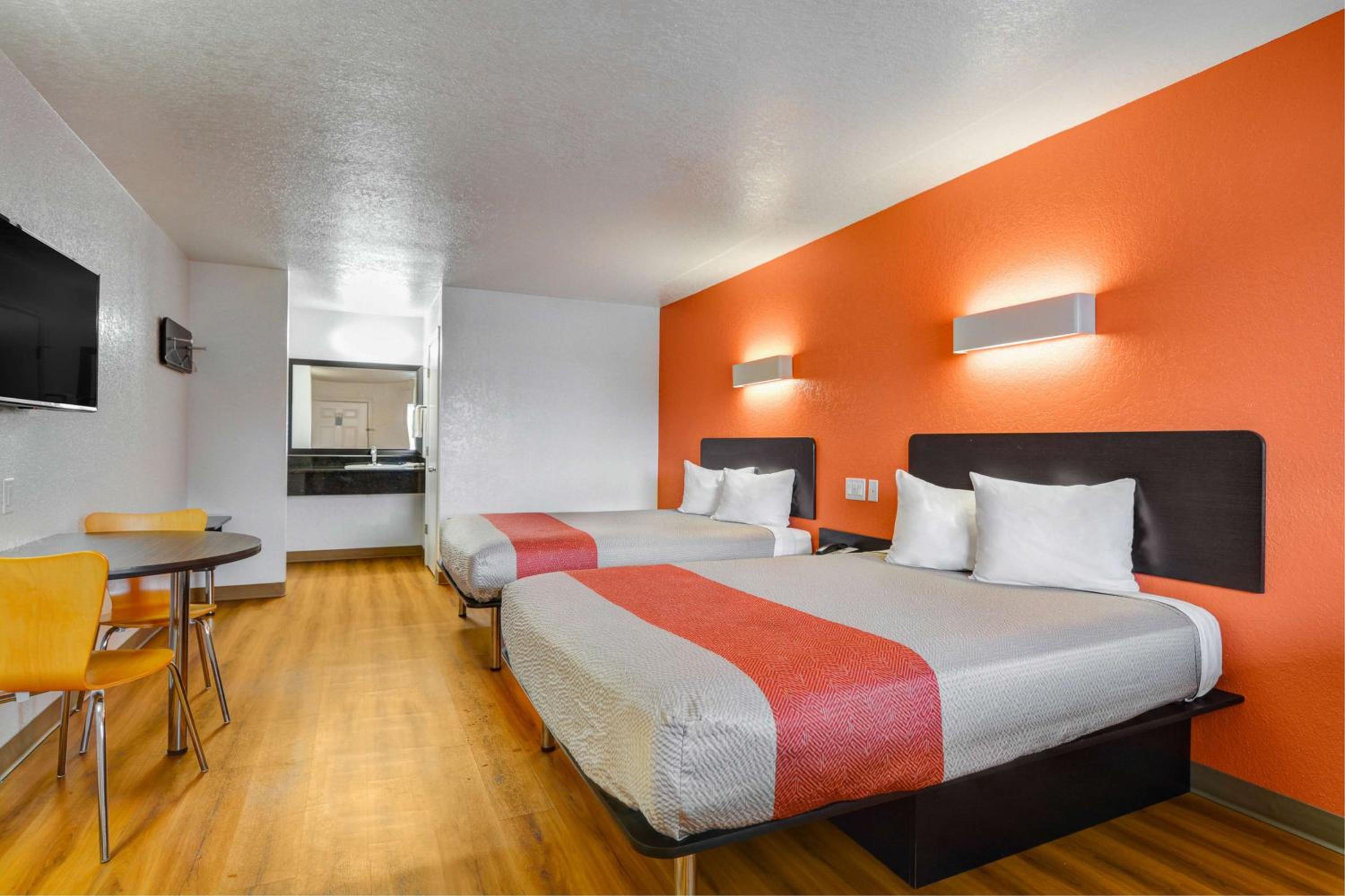 Queen Room with Two Queen Beds - Non-Smoking - Photo 4