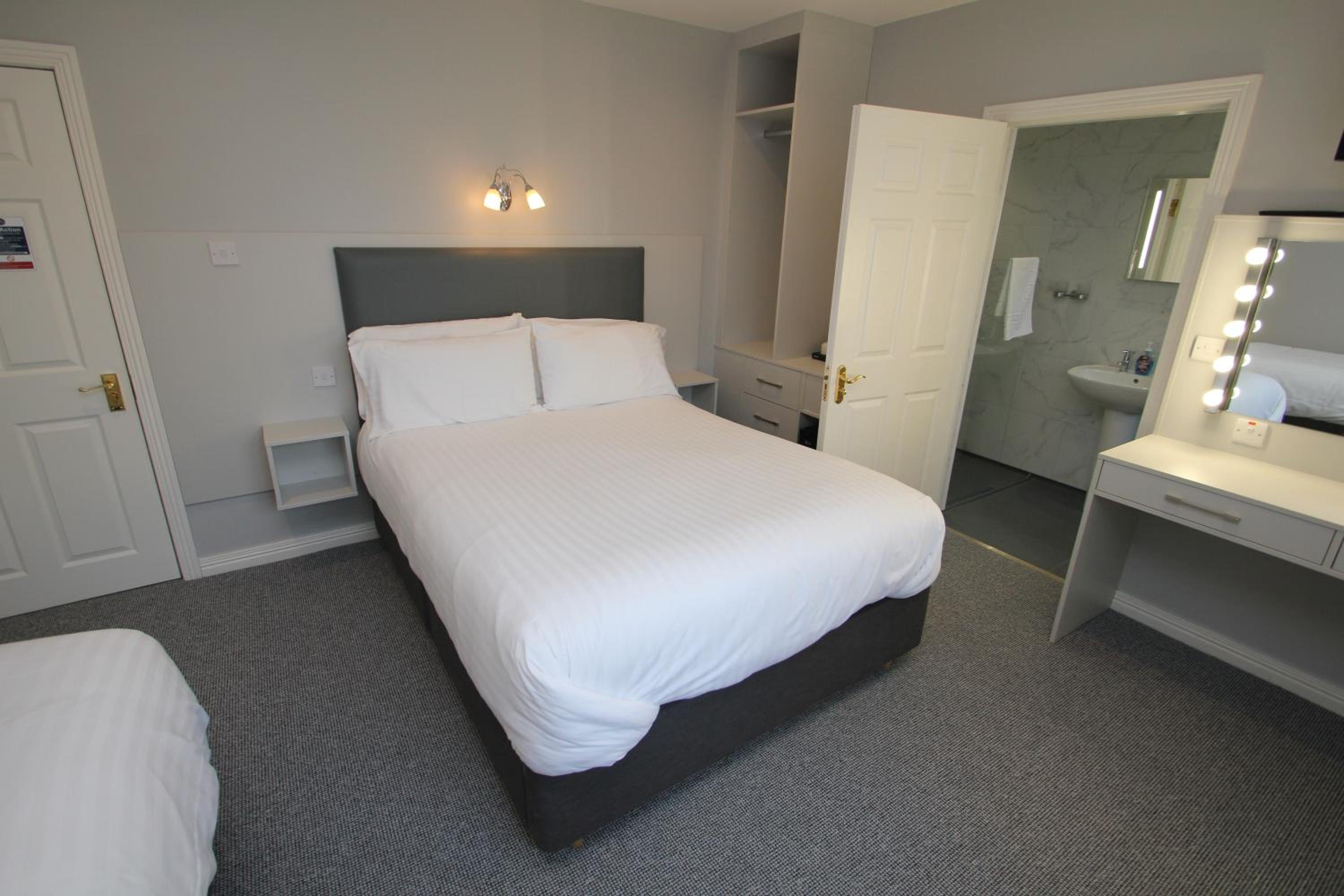 Triple Room with Private Bathroom photo 3