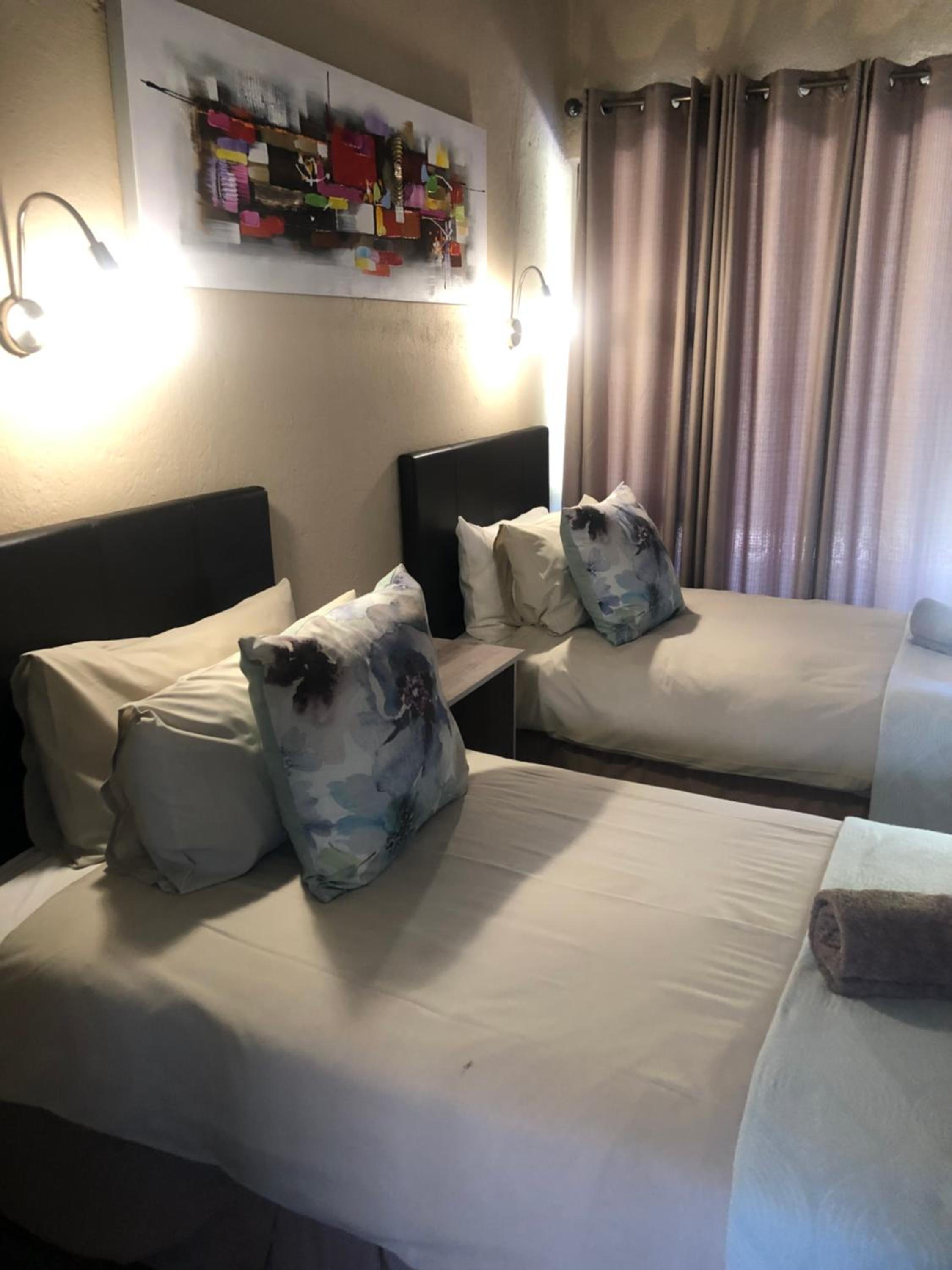 Standard Twin Room - Photo 2