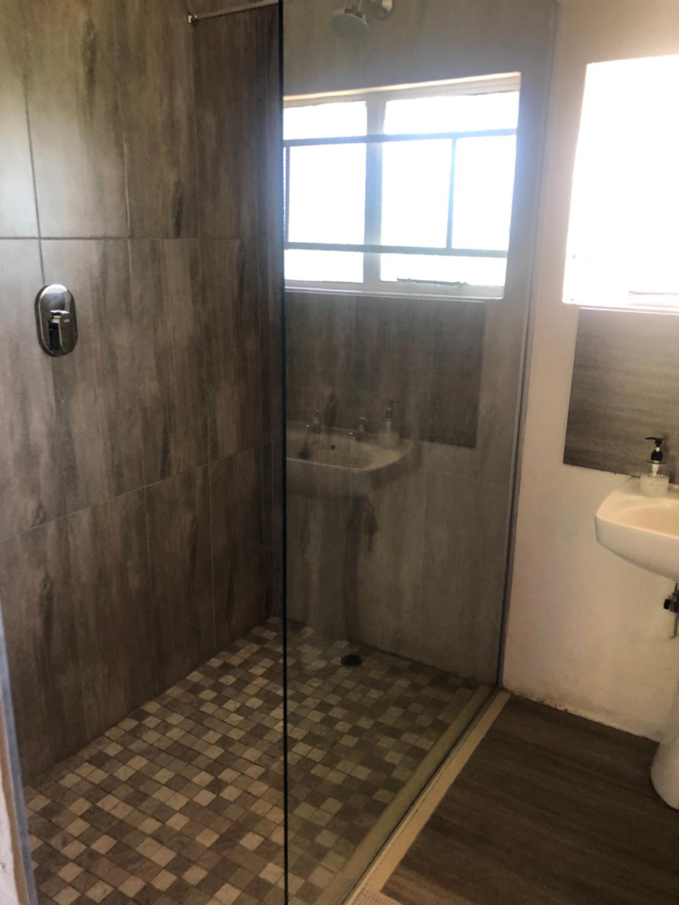 Standard Twin Room - Photo 3