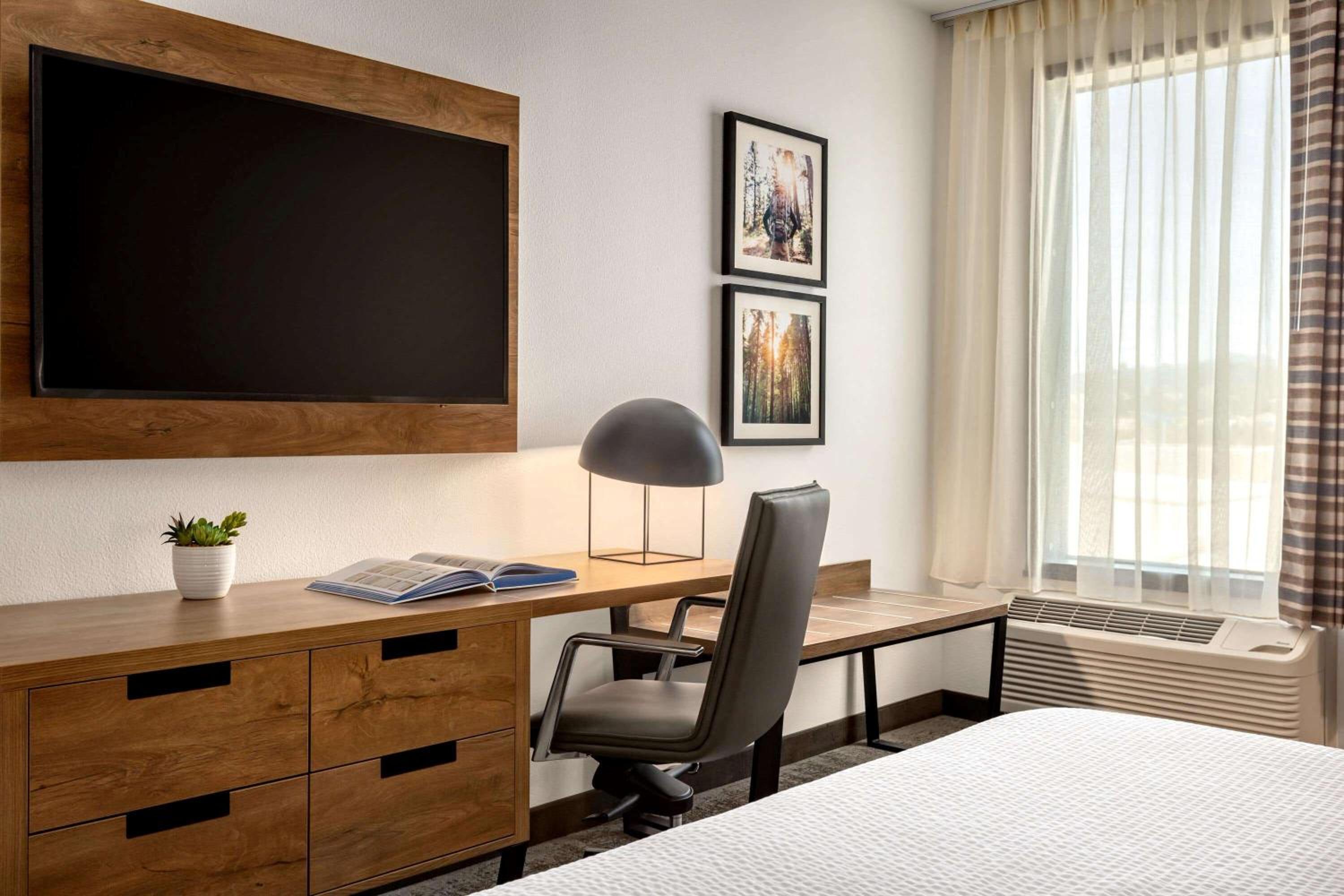 Deluxe King Room - Non-Smoking - Photo 9