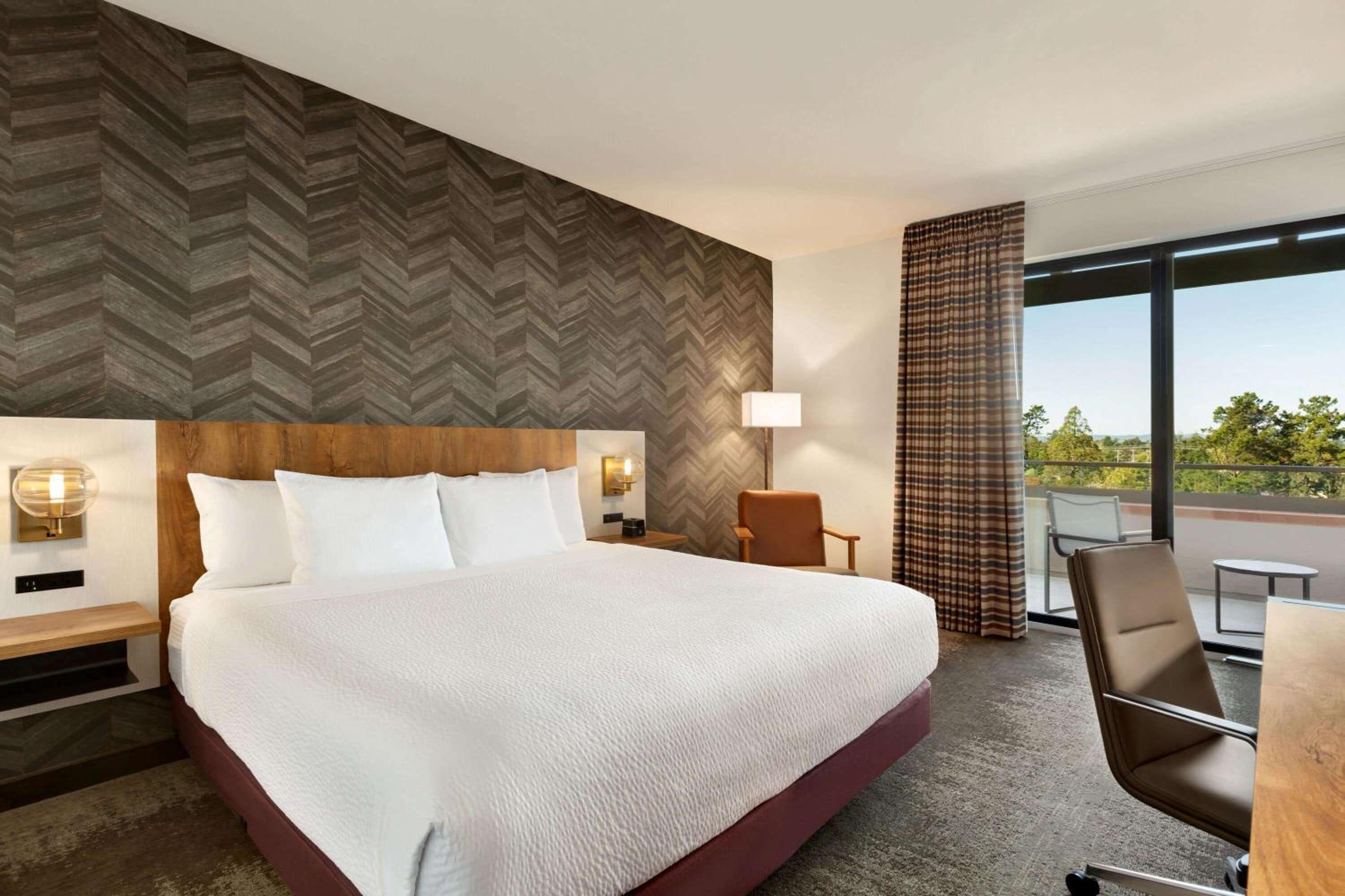 Deluxe King Room - Non-Smoking - Photo 6