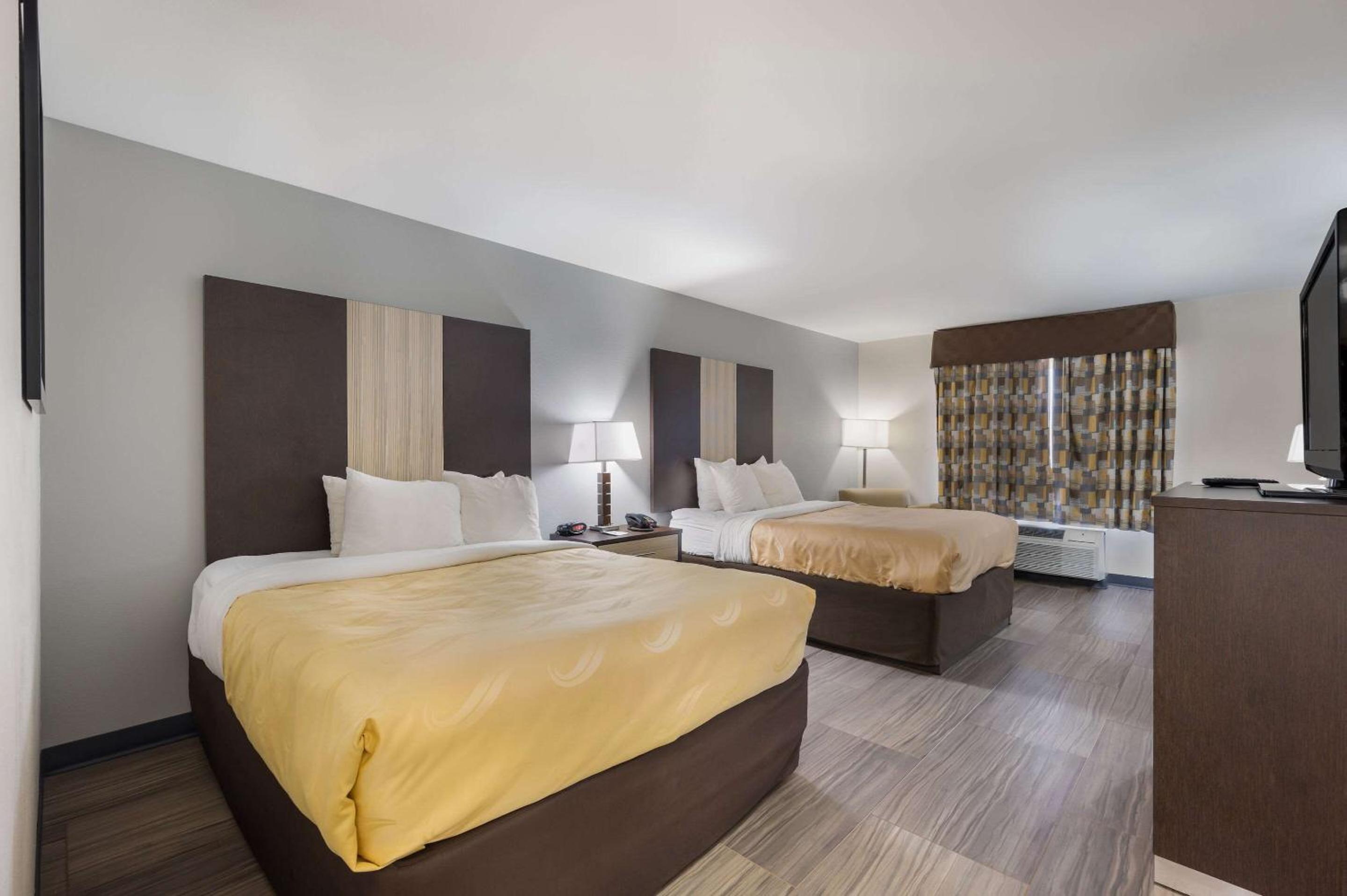 Queen Room with Two Queen Beds - Non-Smoking - Photo 6