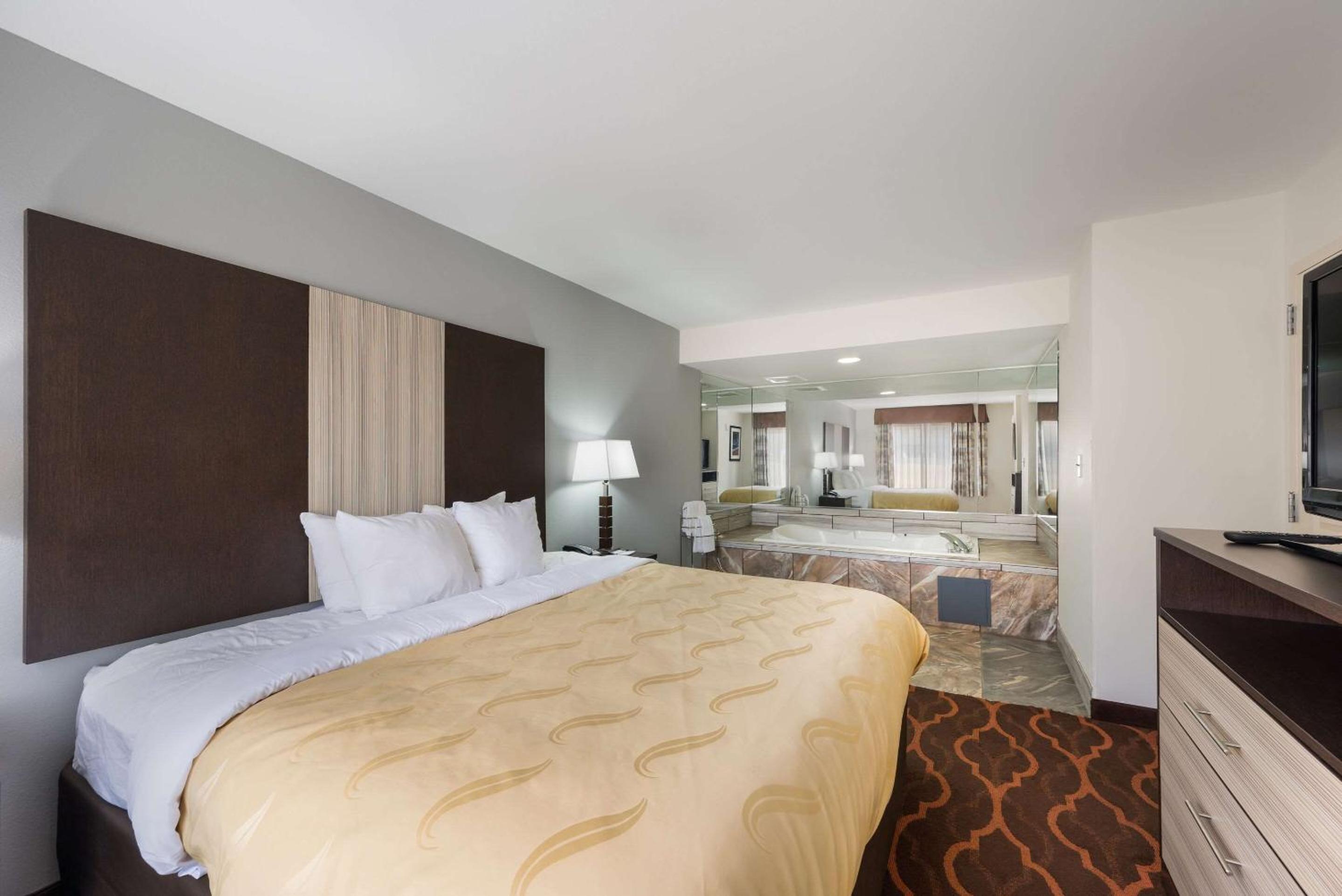 Efficiency King Suite - Accessible/Non-Smoking