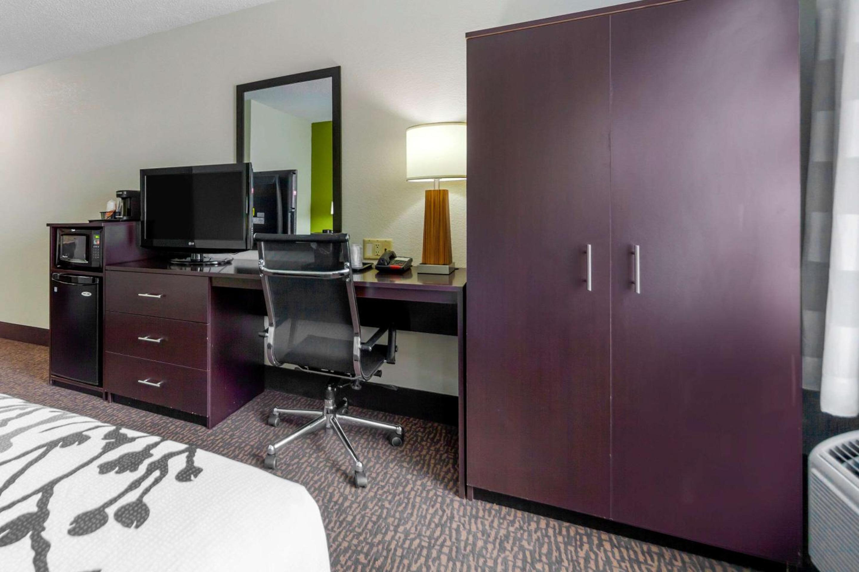 Queen Room - Accessible/Non-Smoking - Photo 6