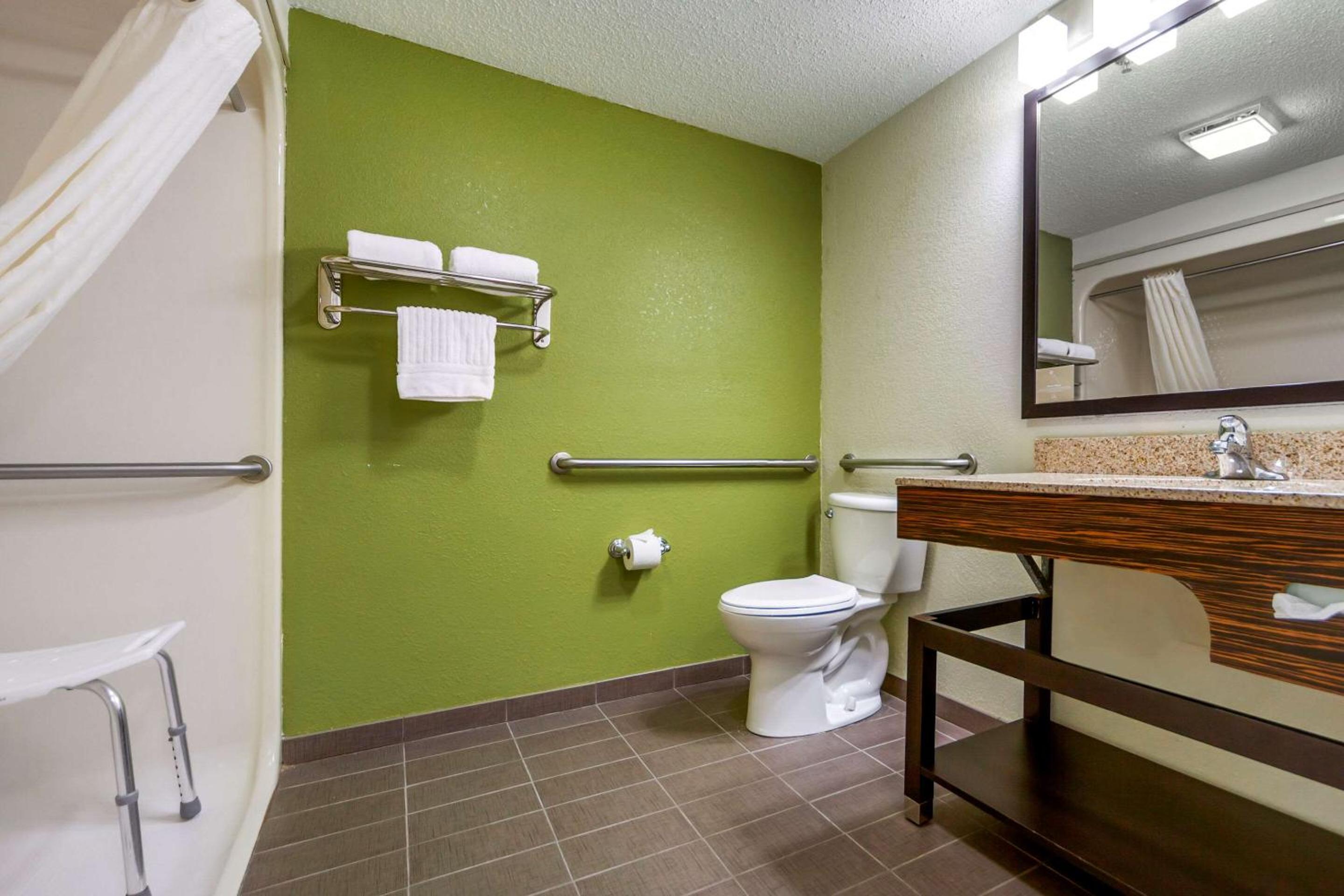Queen Room - Accessible/Non-Smoking - Photo 4