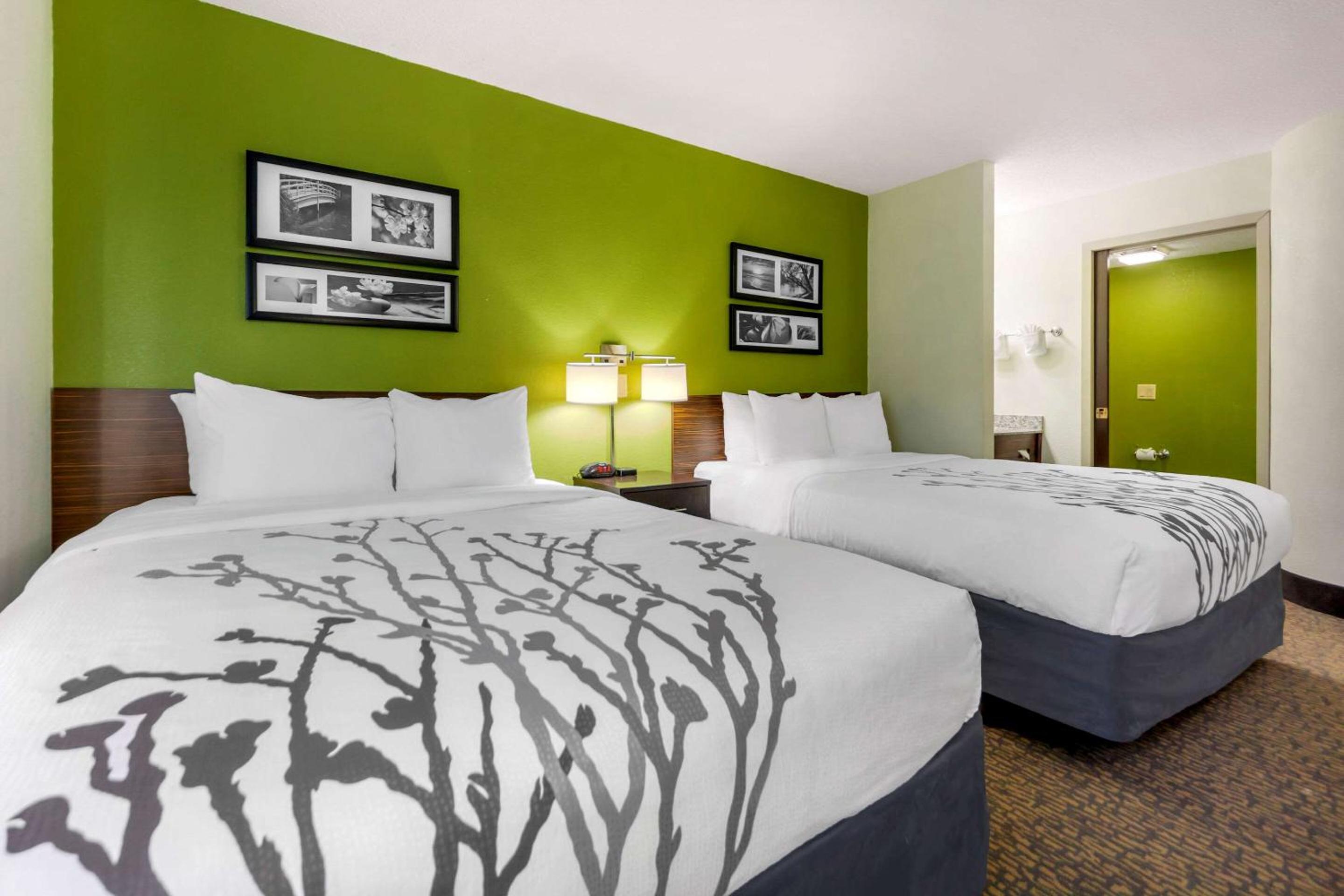 Deluxe Queen Room with Two Queen Beds - Non-Smoking - Photo 2