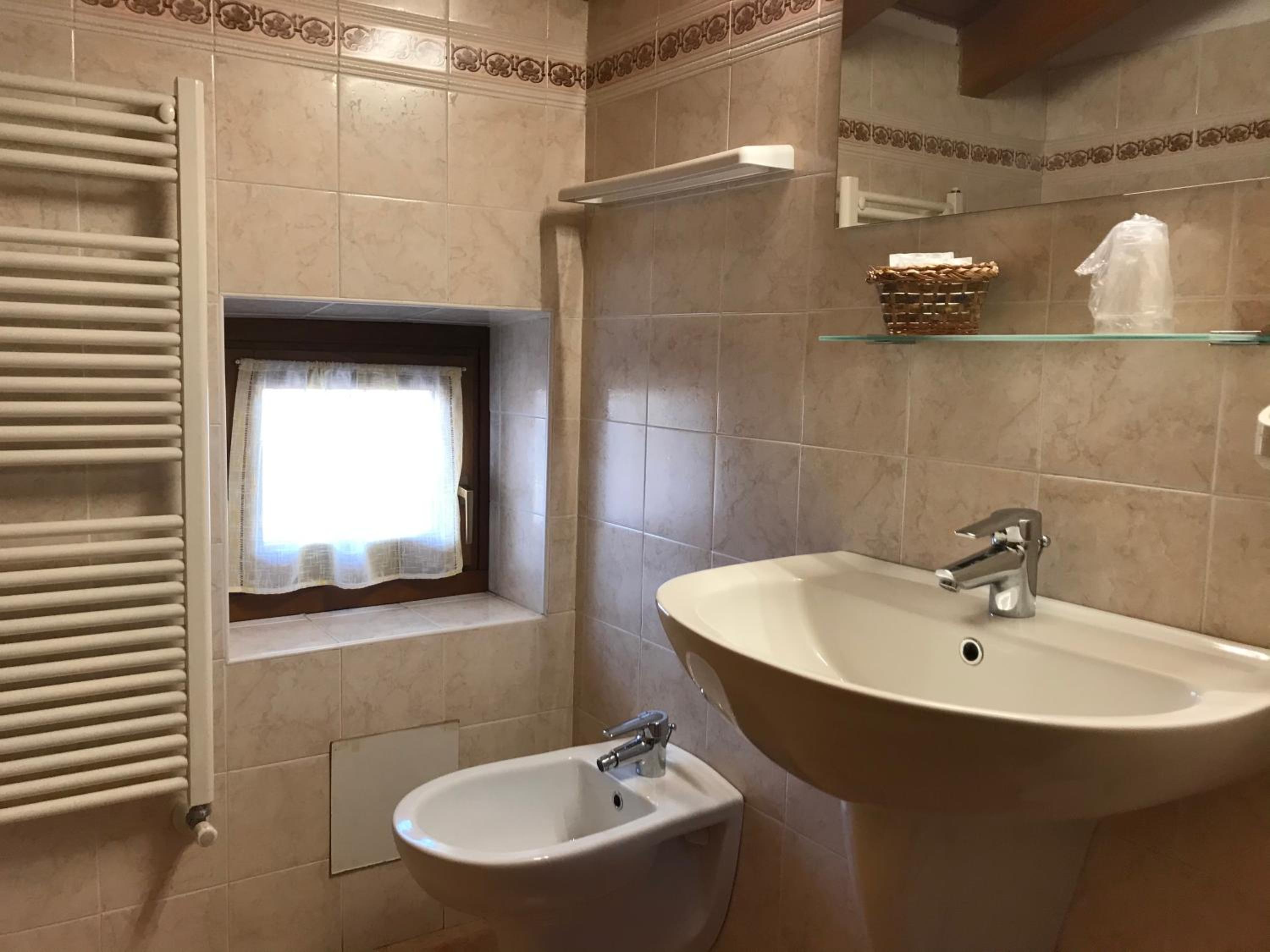 Double Room with Private Bathroom - Photo 6