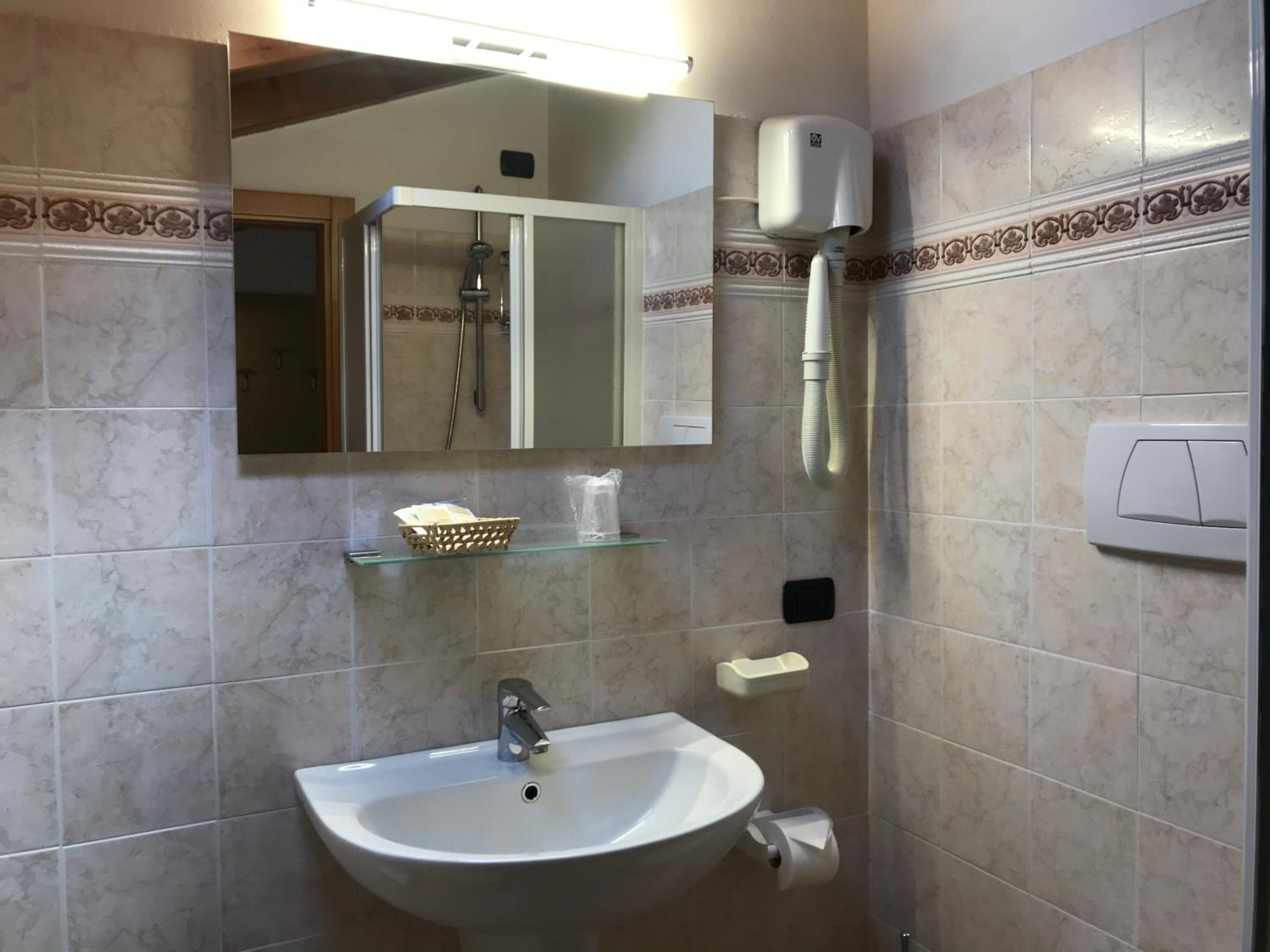 Quadruple Room with Private Bathroom - Photo 7