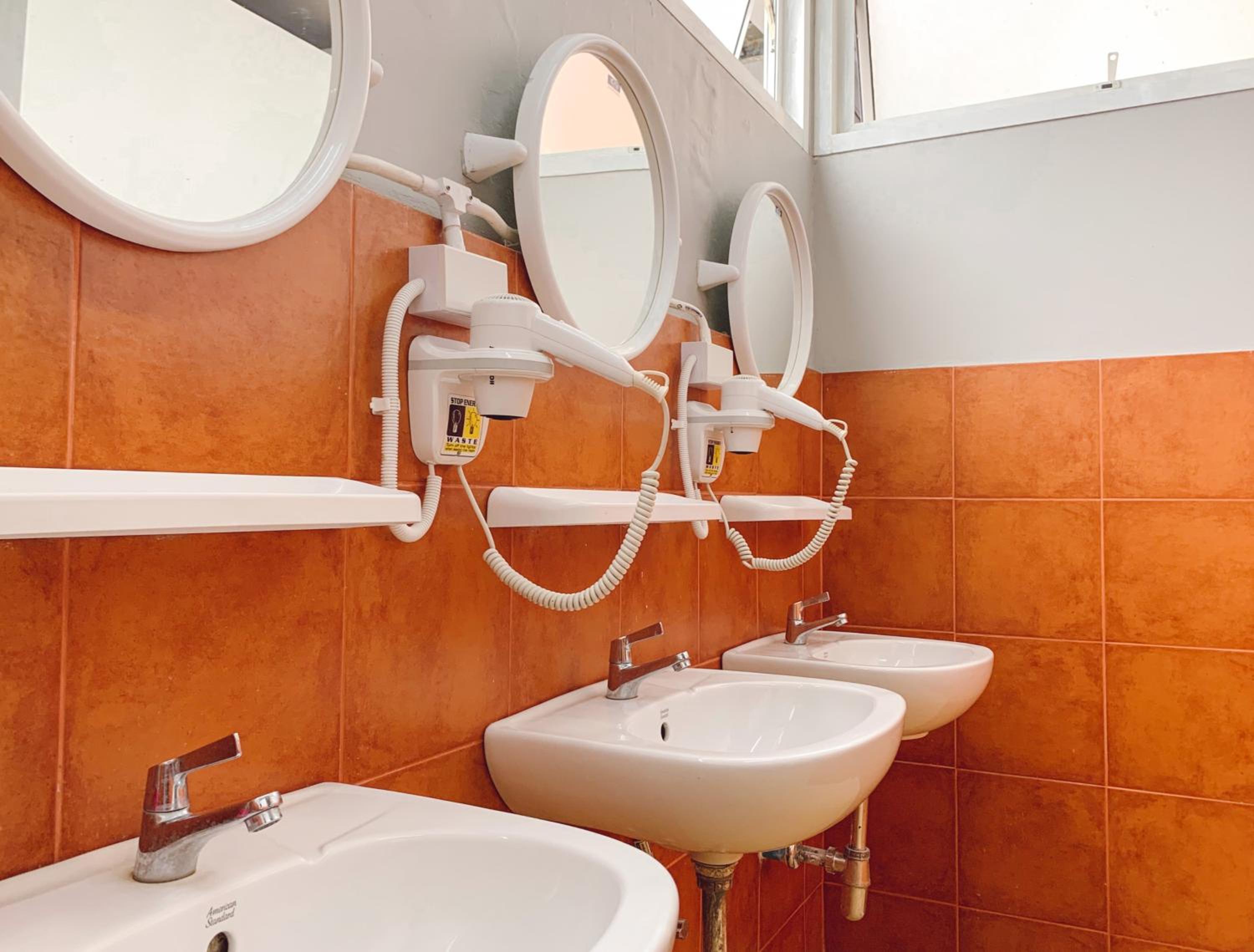 Budget Twin Room - Shared Bathroom photo 3