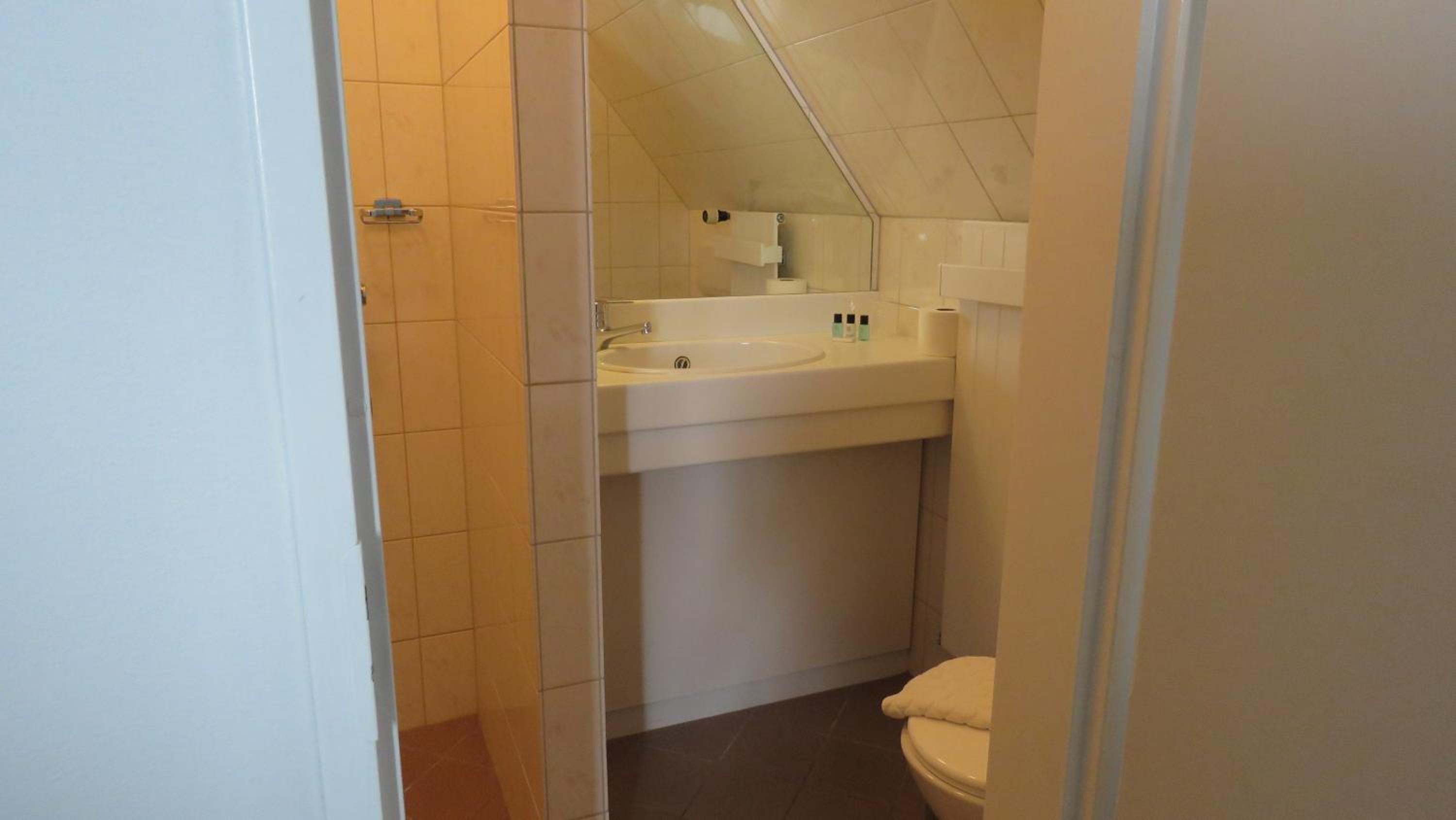 Double or Twin Room - Photo 4