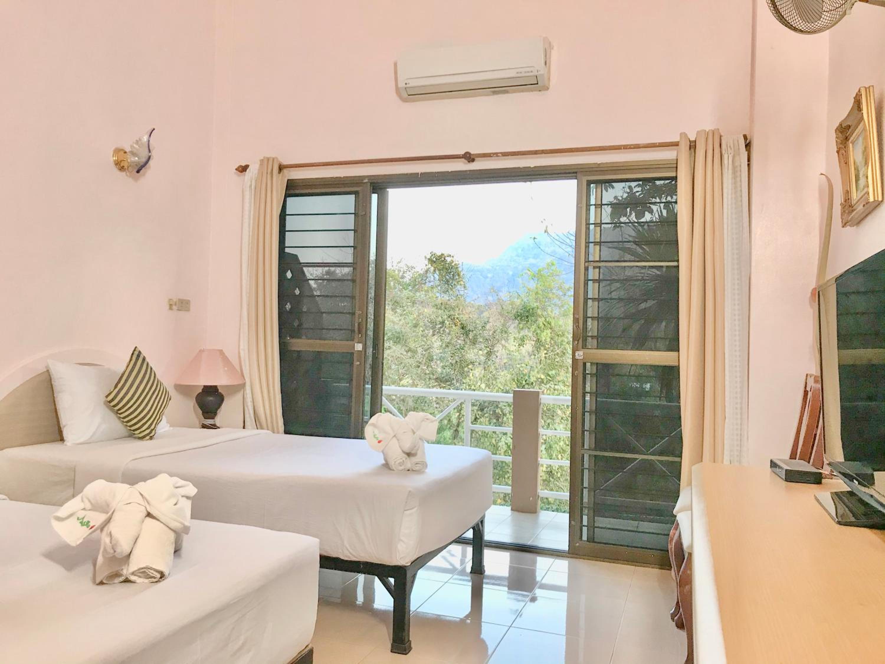 Standard Twin Room with Mountain View photo 1