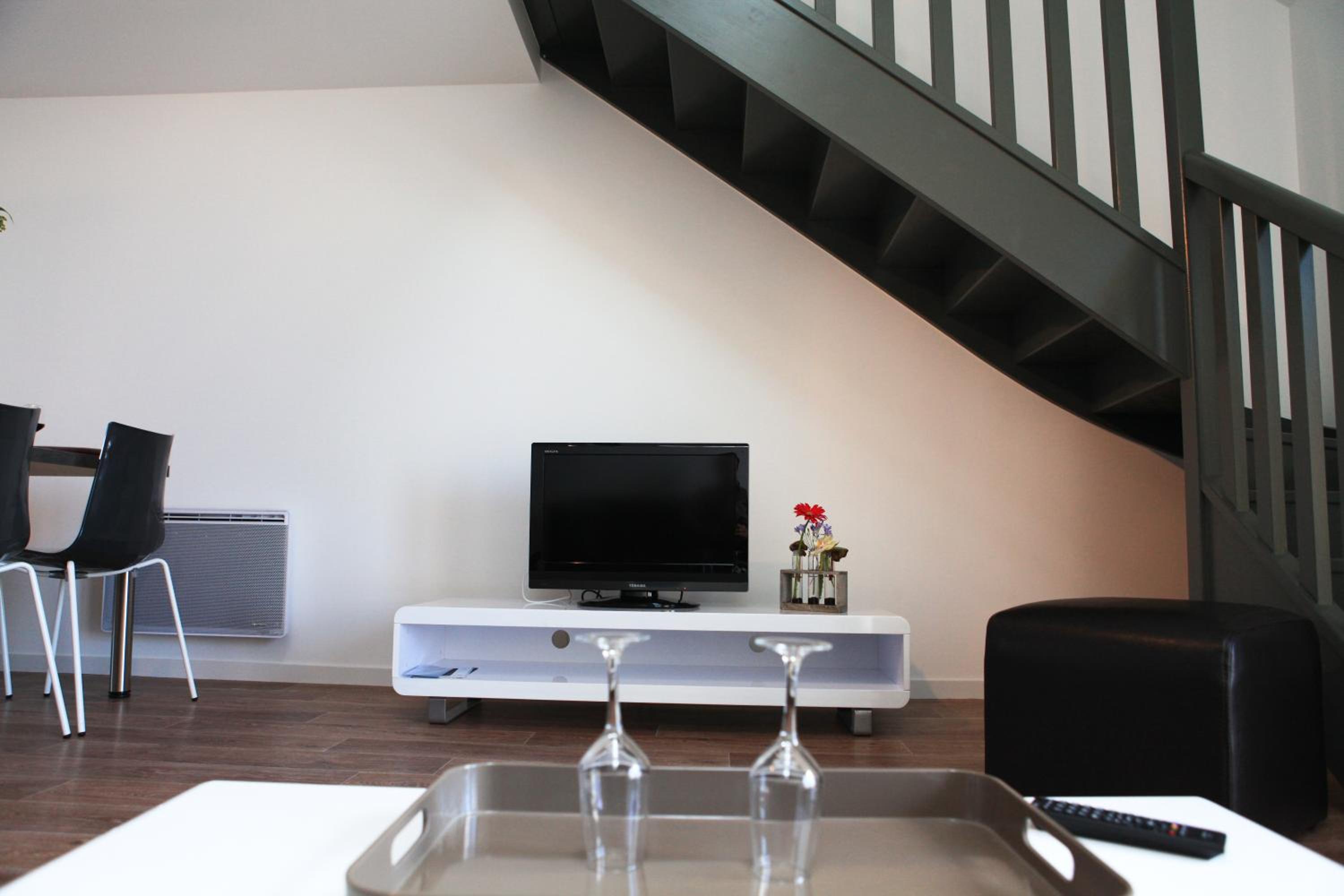 Three-Bedroom Apartment with Sea View - Photo 13