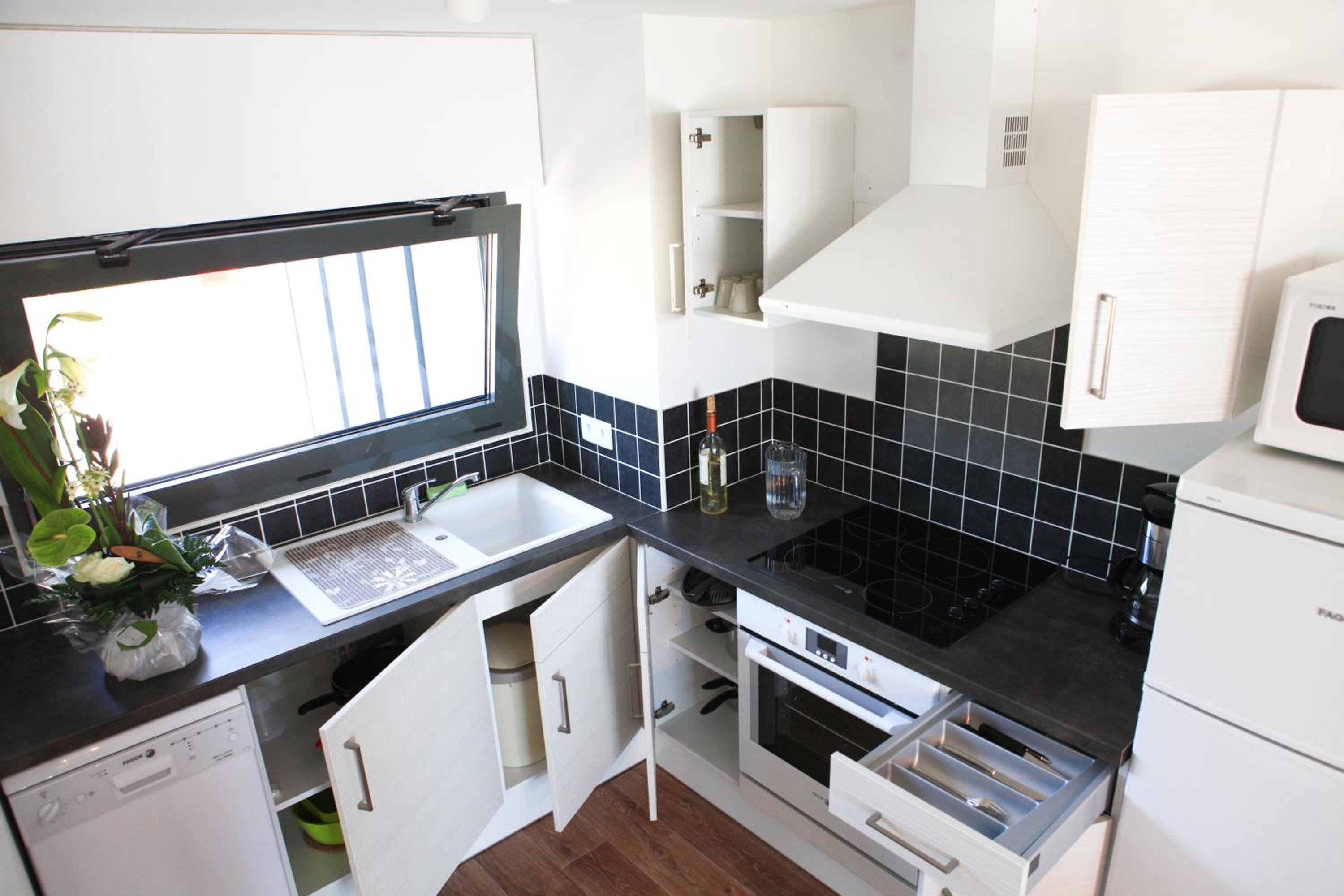 Two-Bedroom Apartment with Sea View - Photo 9