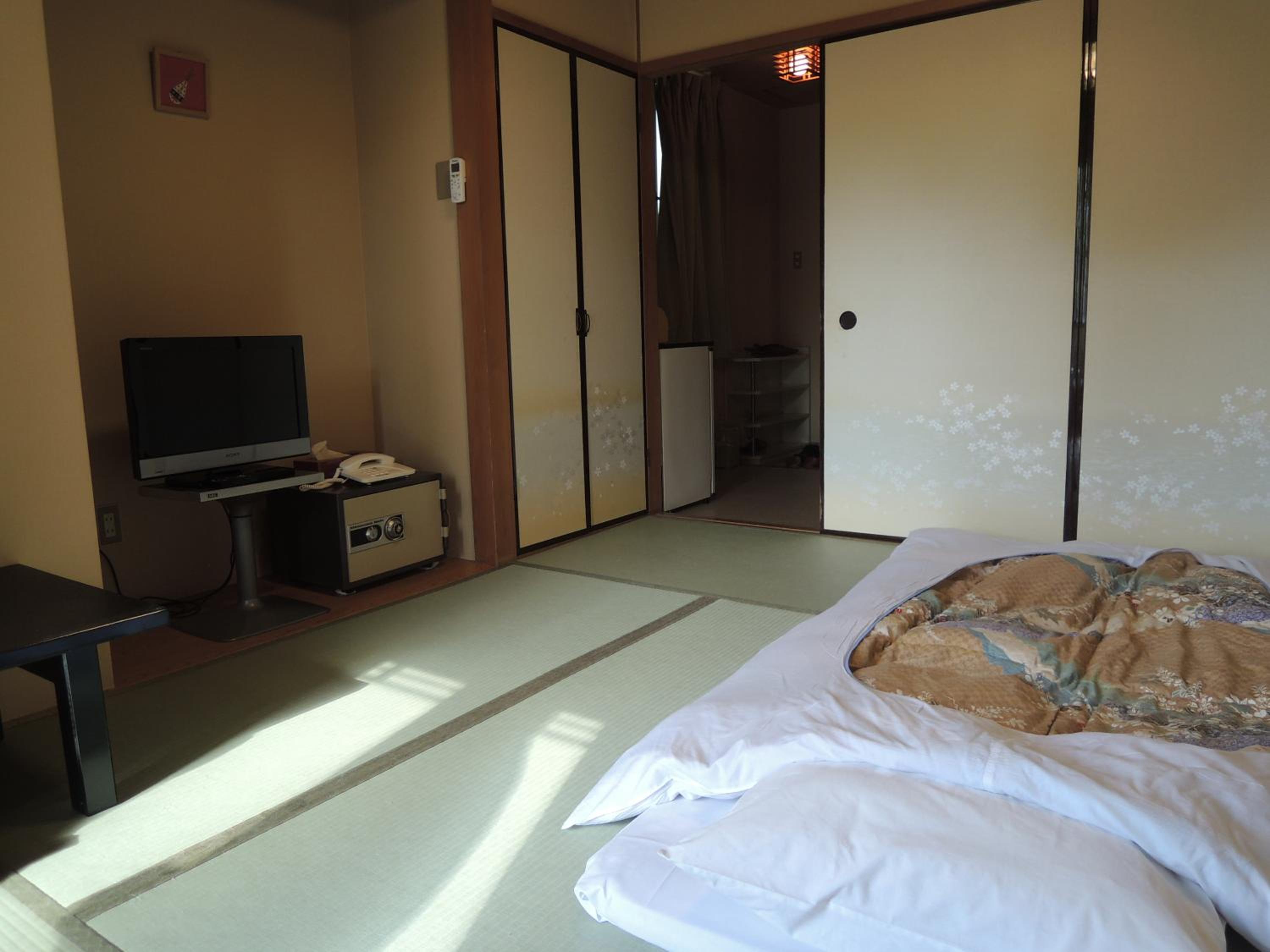 Japanese-Style Twin Room with Private Bathroom photo 2