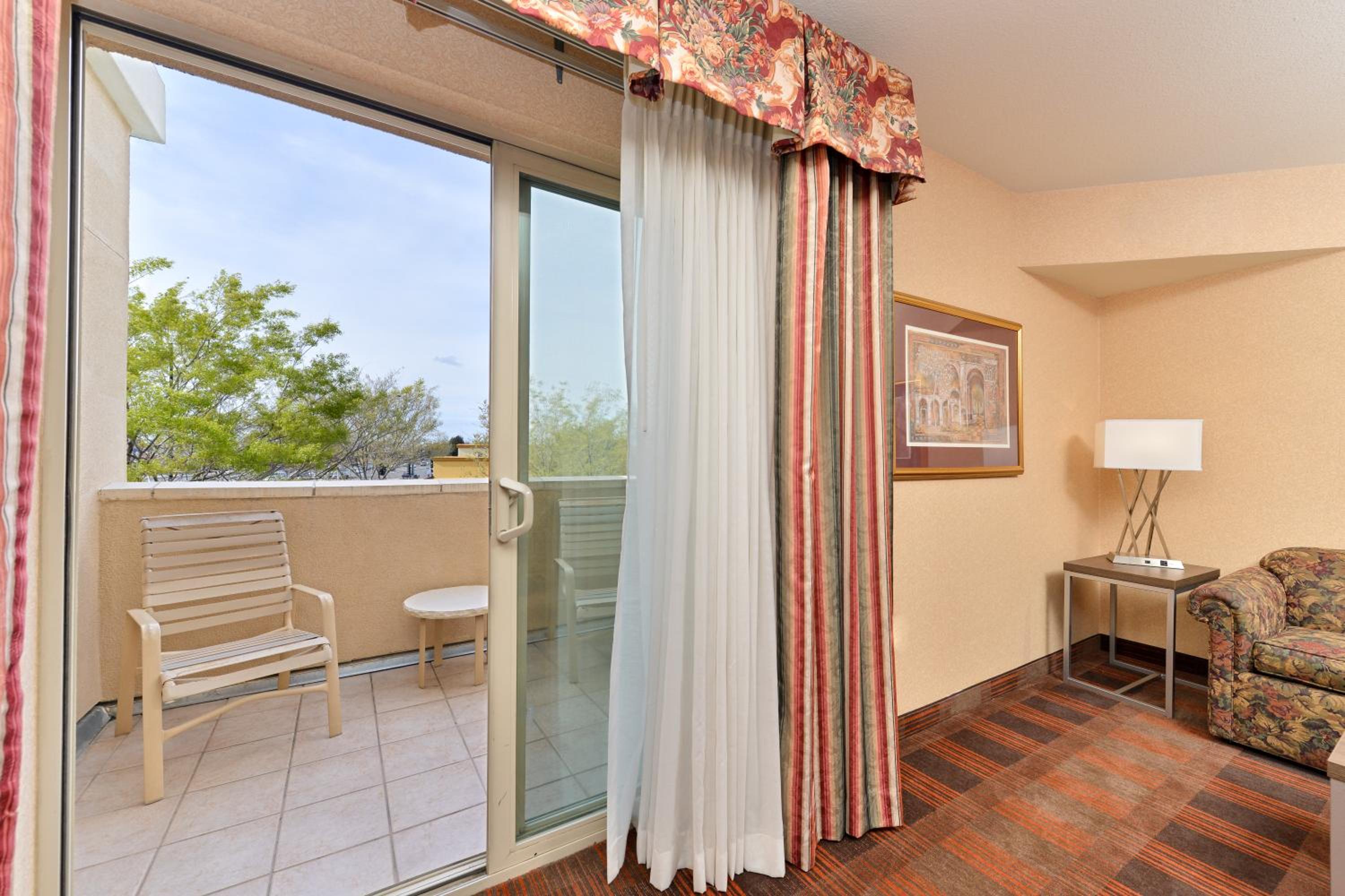 Standard Queen Room with Two Queen Beds and Balcony - Photo 2