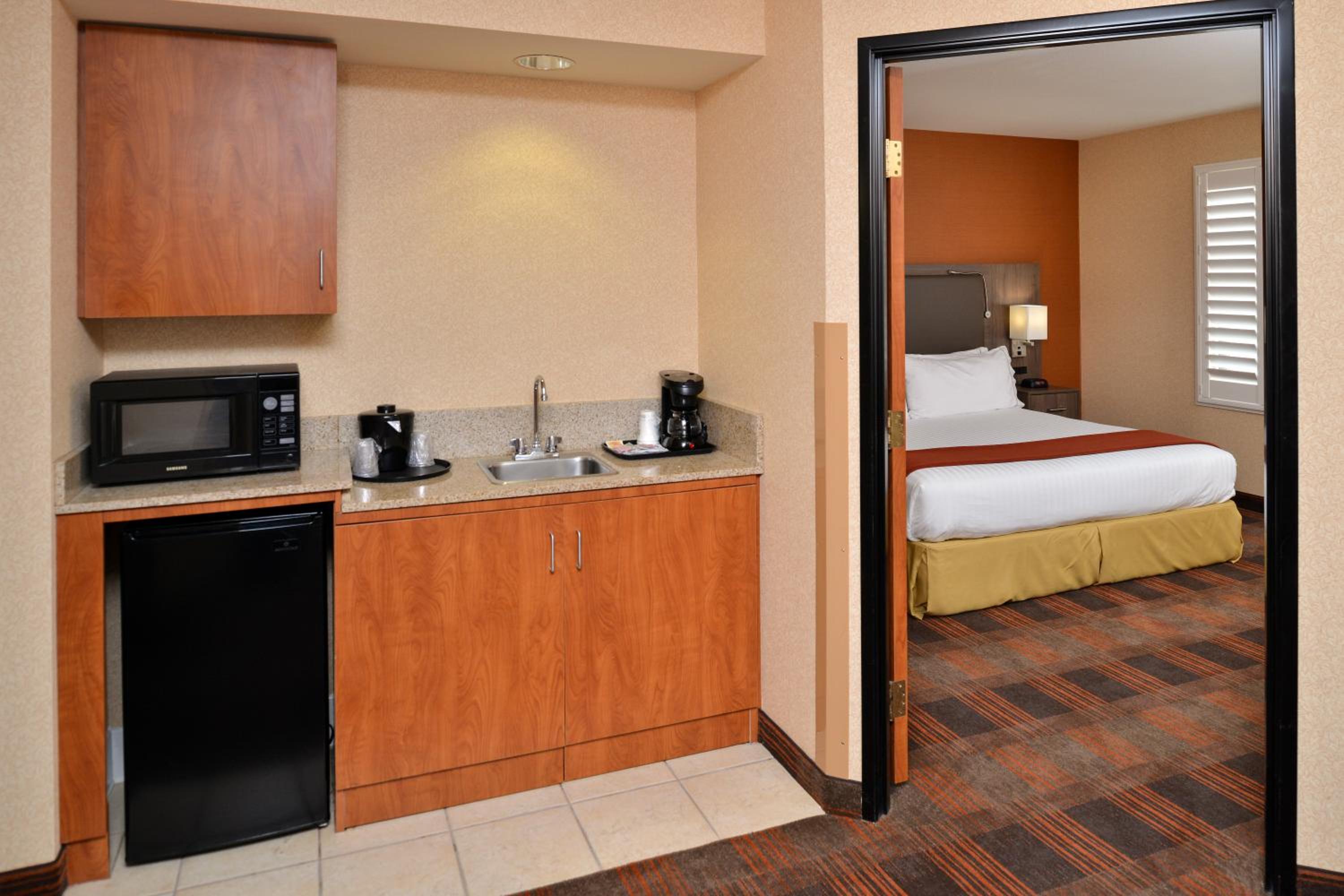King Suite - Disability Access - Photo 1