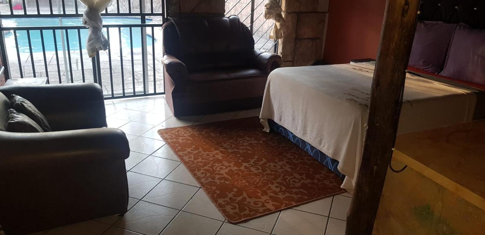 Double Room with Private Bathroom - Photo 14