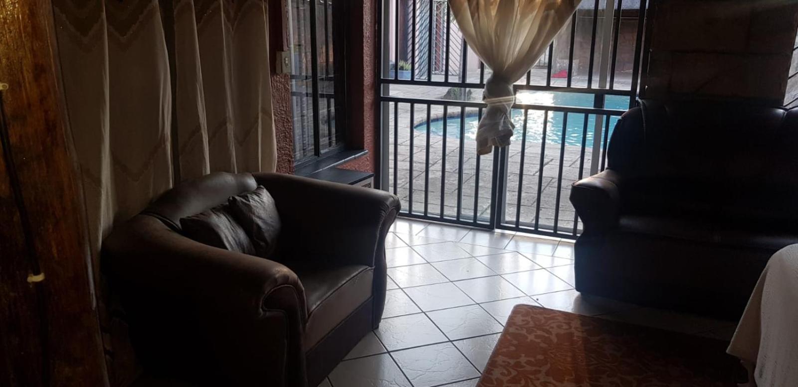 Double Room with Private Bathroom - Photo 4