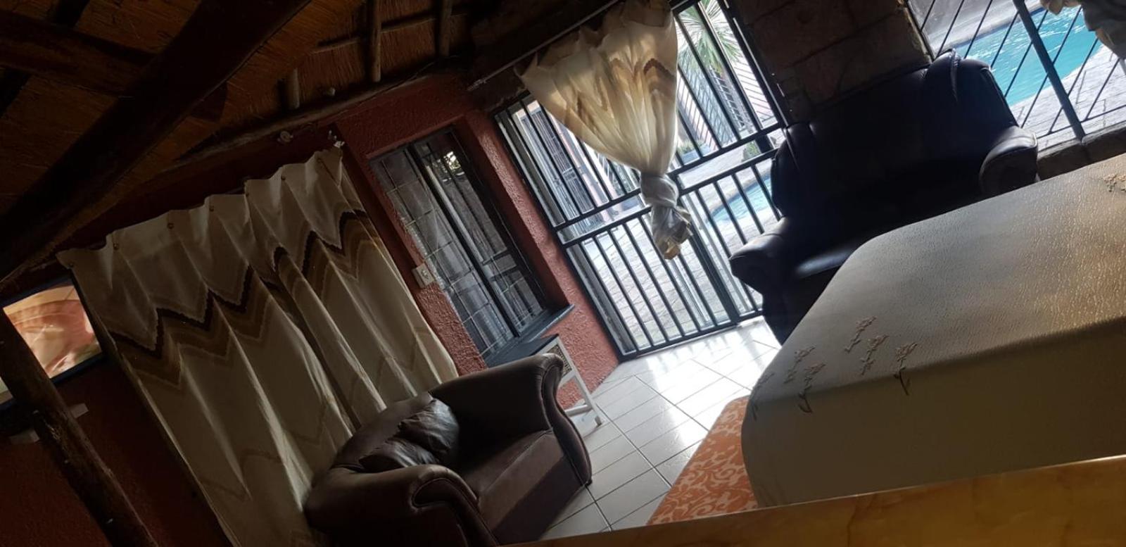 Double Room with Private Bathroom - Photo 13