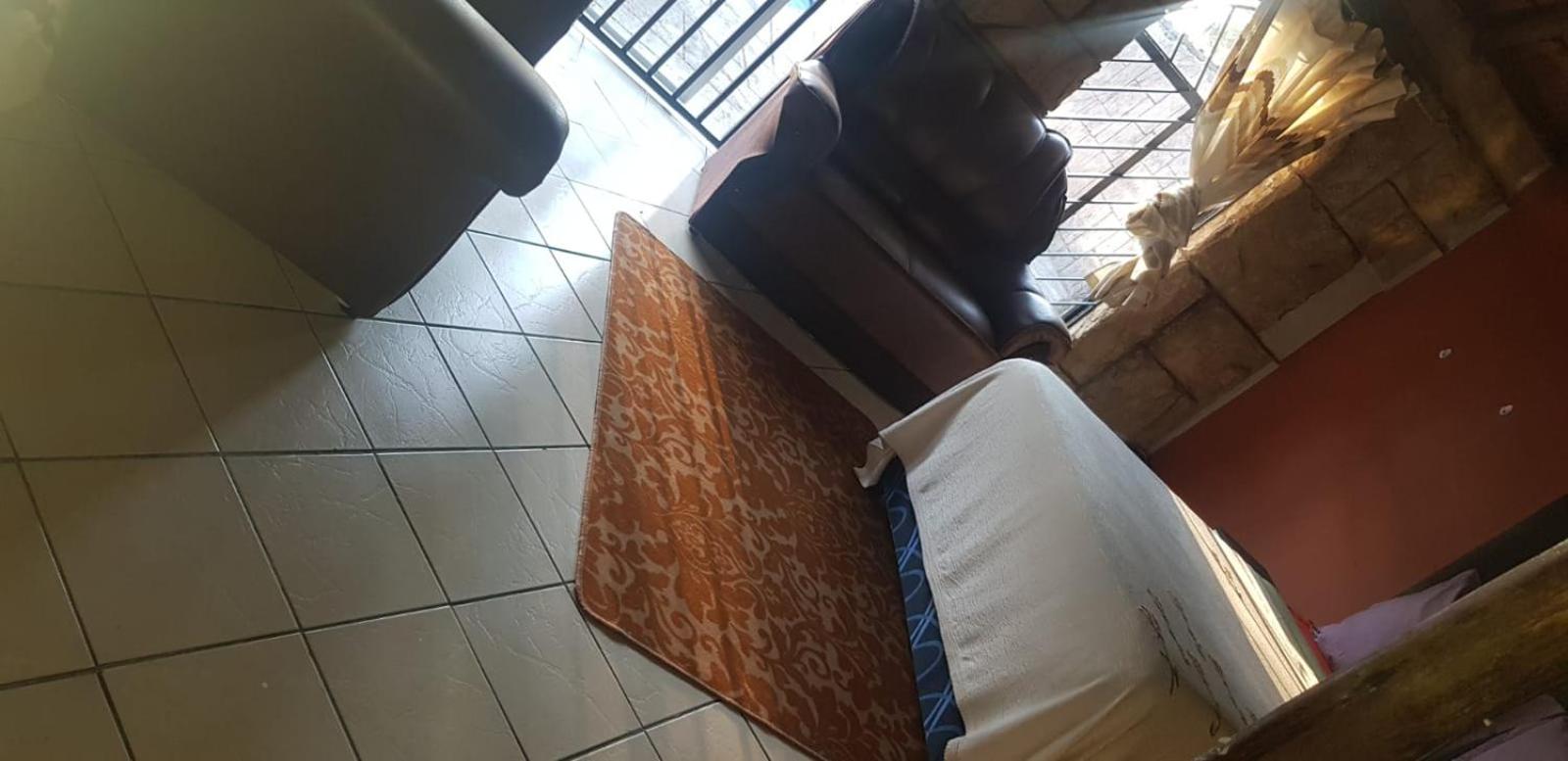 Double Room with Private Bathroom - Photo 3