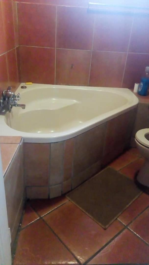 Double Room with Private Bathroom - Photo 16