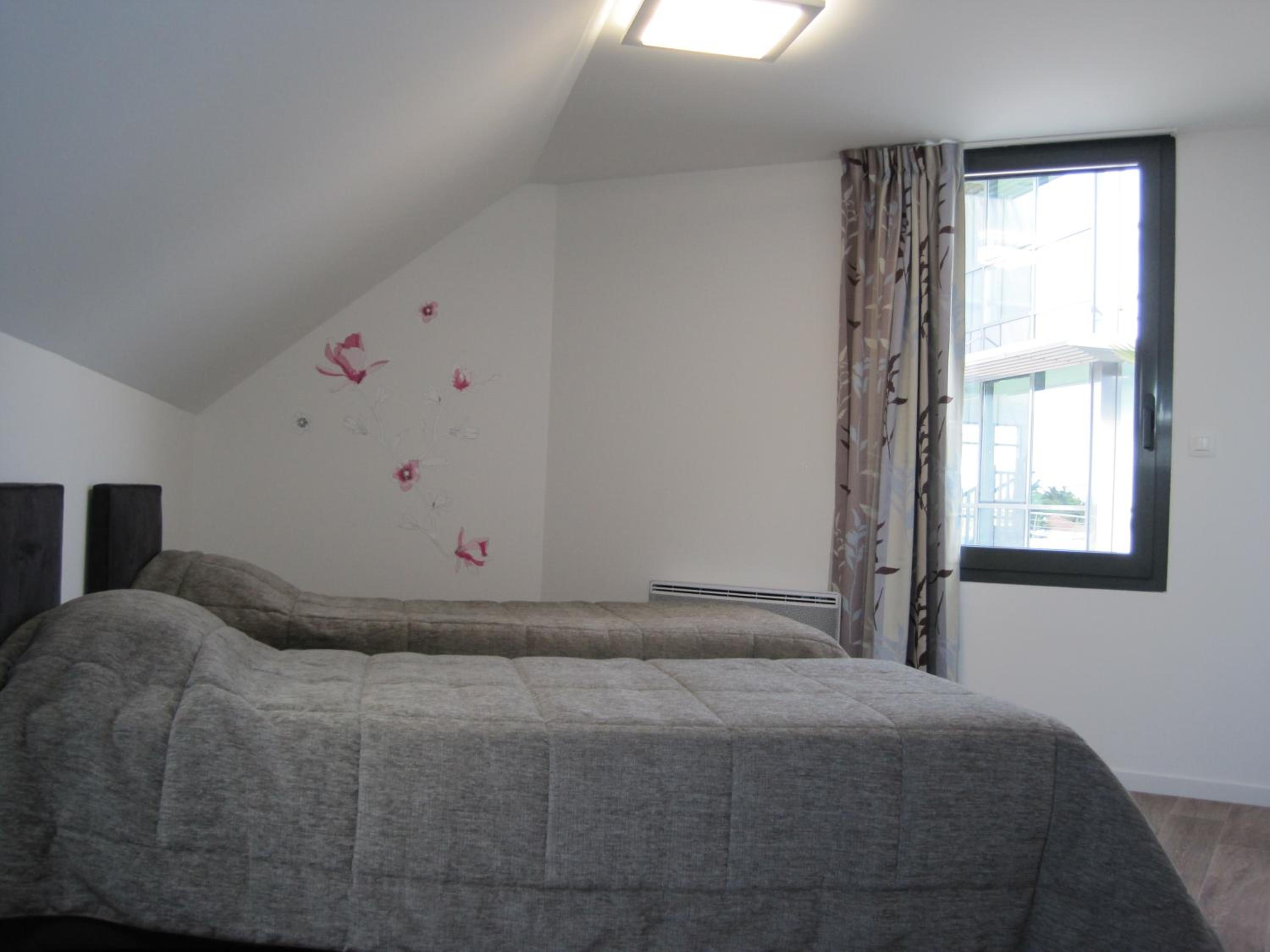 Three-Bedroom Apartment with Sea View - Photo 22