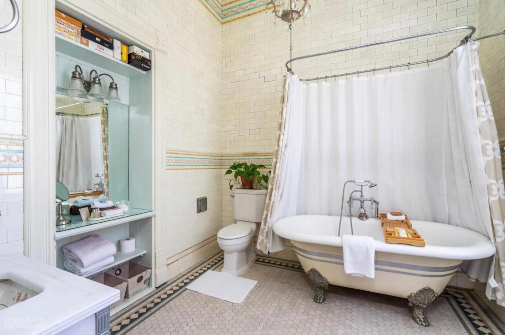 Deluxe Double Room with Bath photo 3