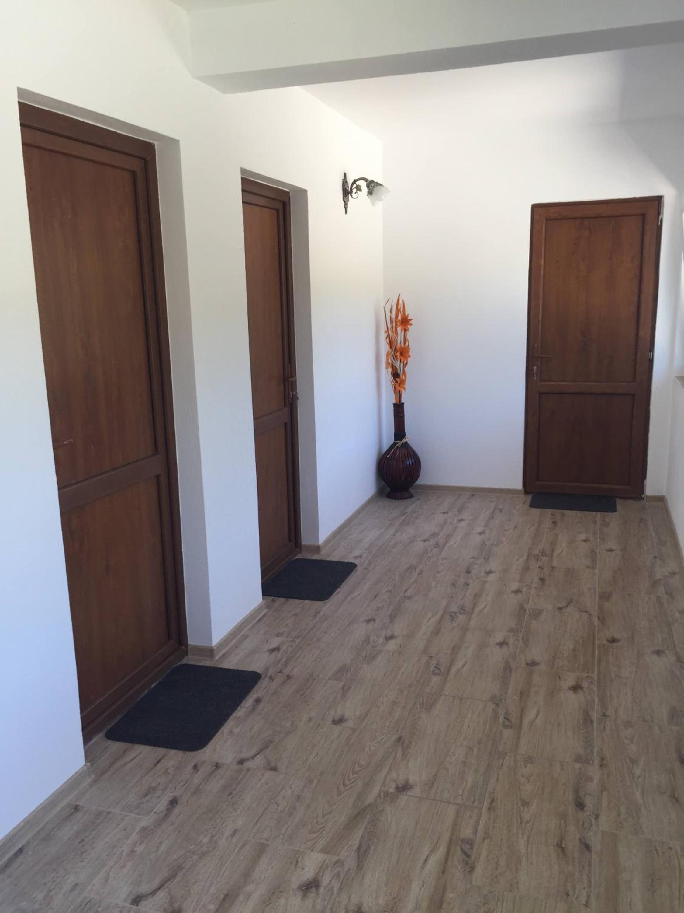 Six-Bedroom House - Photo 22