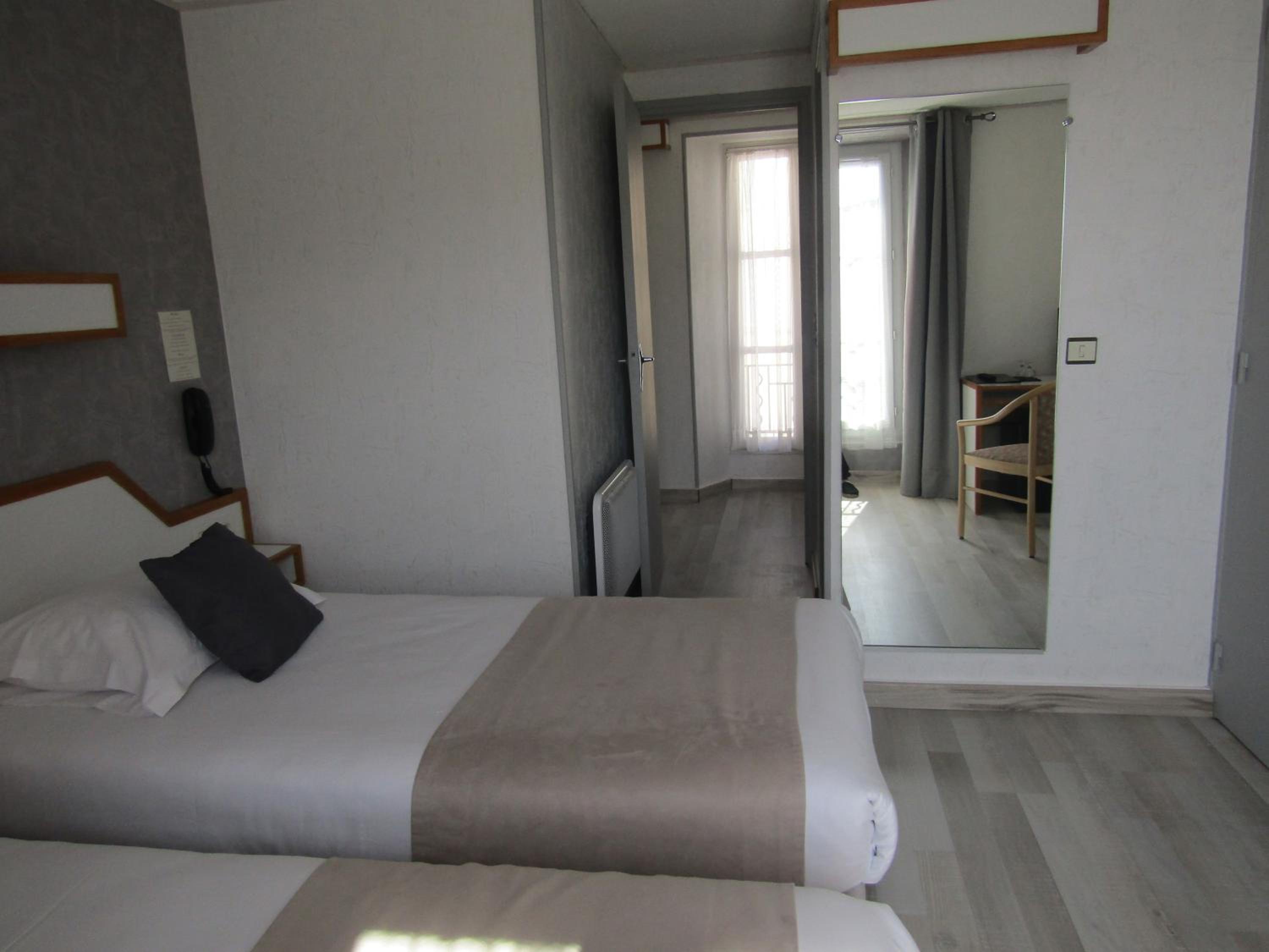 Twin Room - Photo 3