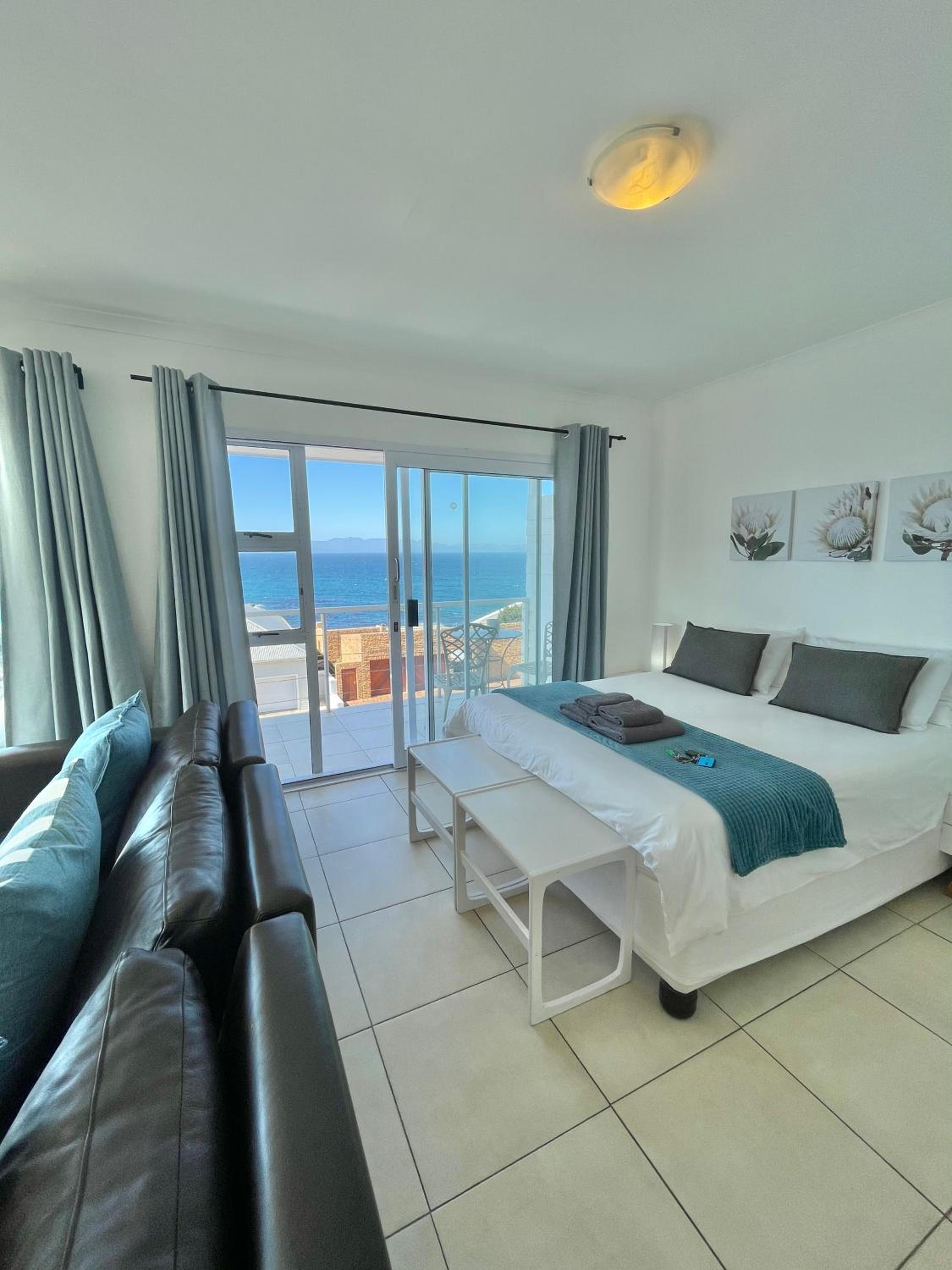 Luxury Studio with Balcony and 180 degree Sea View photo 1