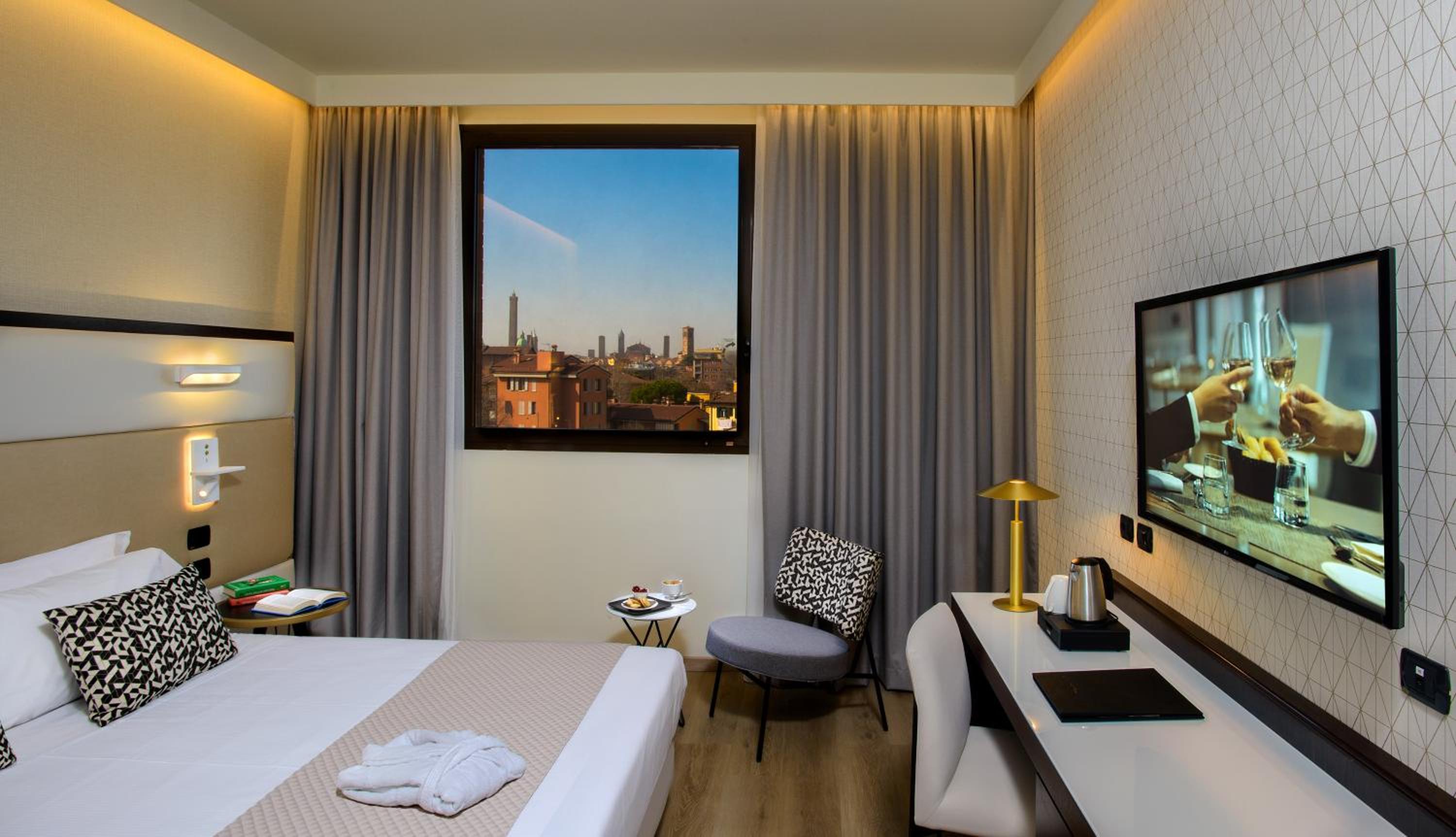Superior Double Room with City View - Photo 1
