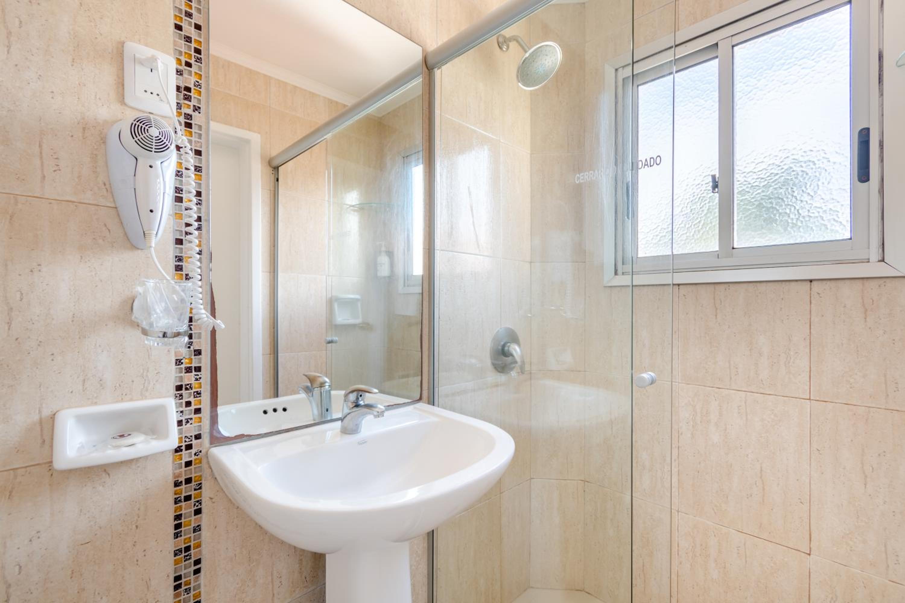 Standard Twin Room - Photo 4