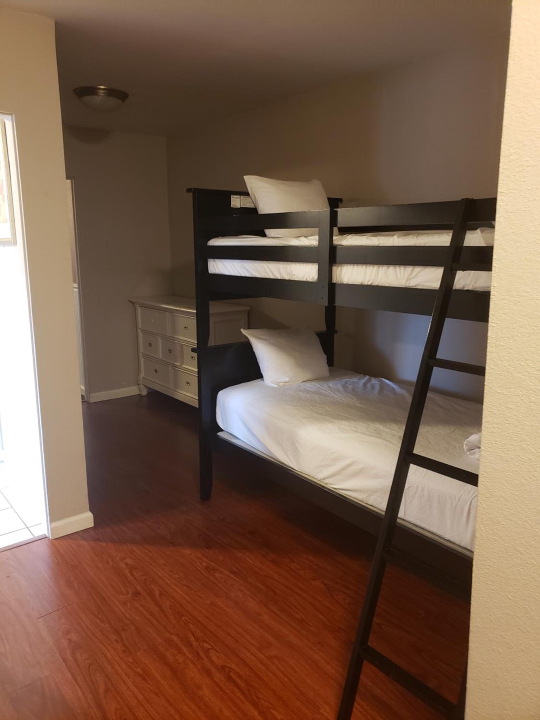 One-Bedroom Apartment with One Queen Bed and Bunk Beds- Non-Smoking photo 2