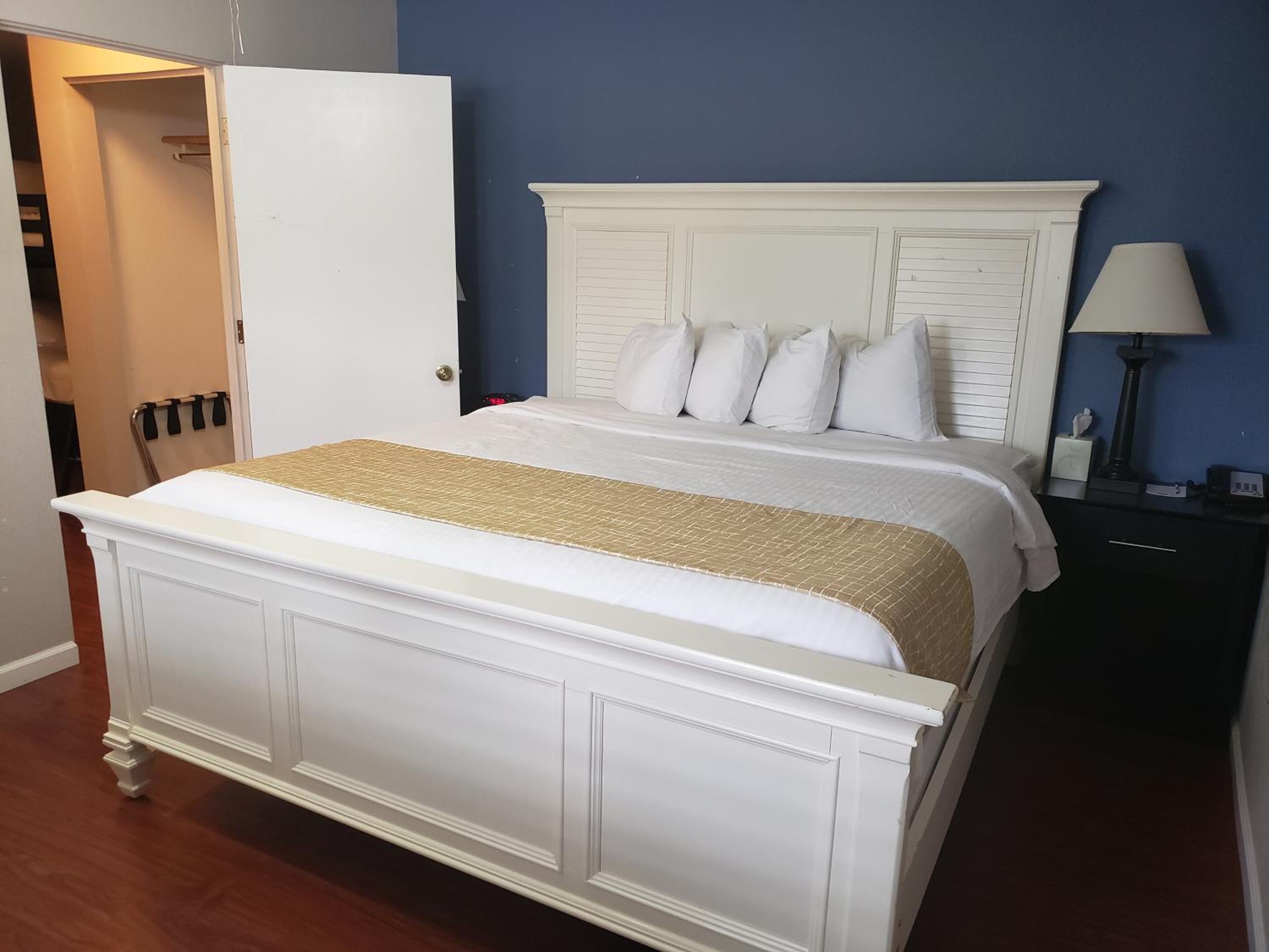 Two-Bedroom Studio with Kitchenette and Balcony - Stairway Access/Non-Smoking photo 3