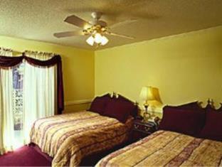 Quadruple Room with Two Queen Beds - Non Smoking - Photo 2