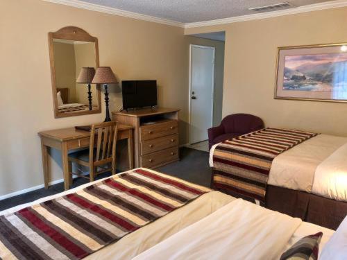 Quadruple Room with Two Queen Beds - Non Smoking - Photo 3