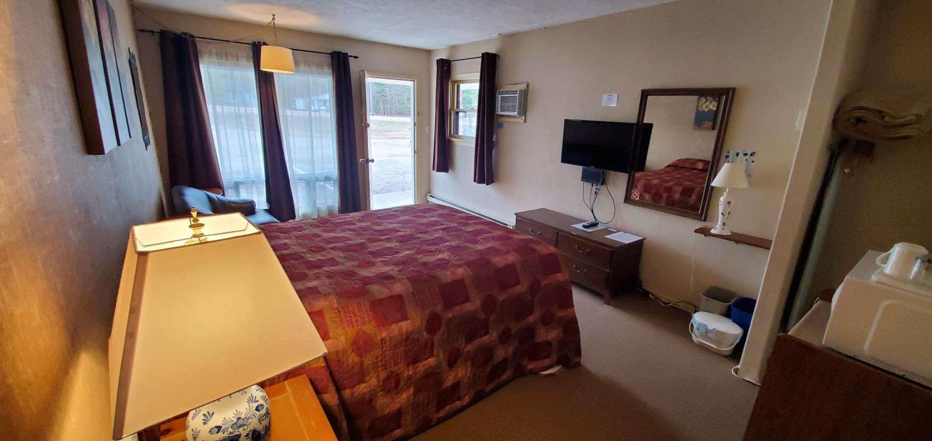 Deluxe Queen Room - Photo 7