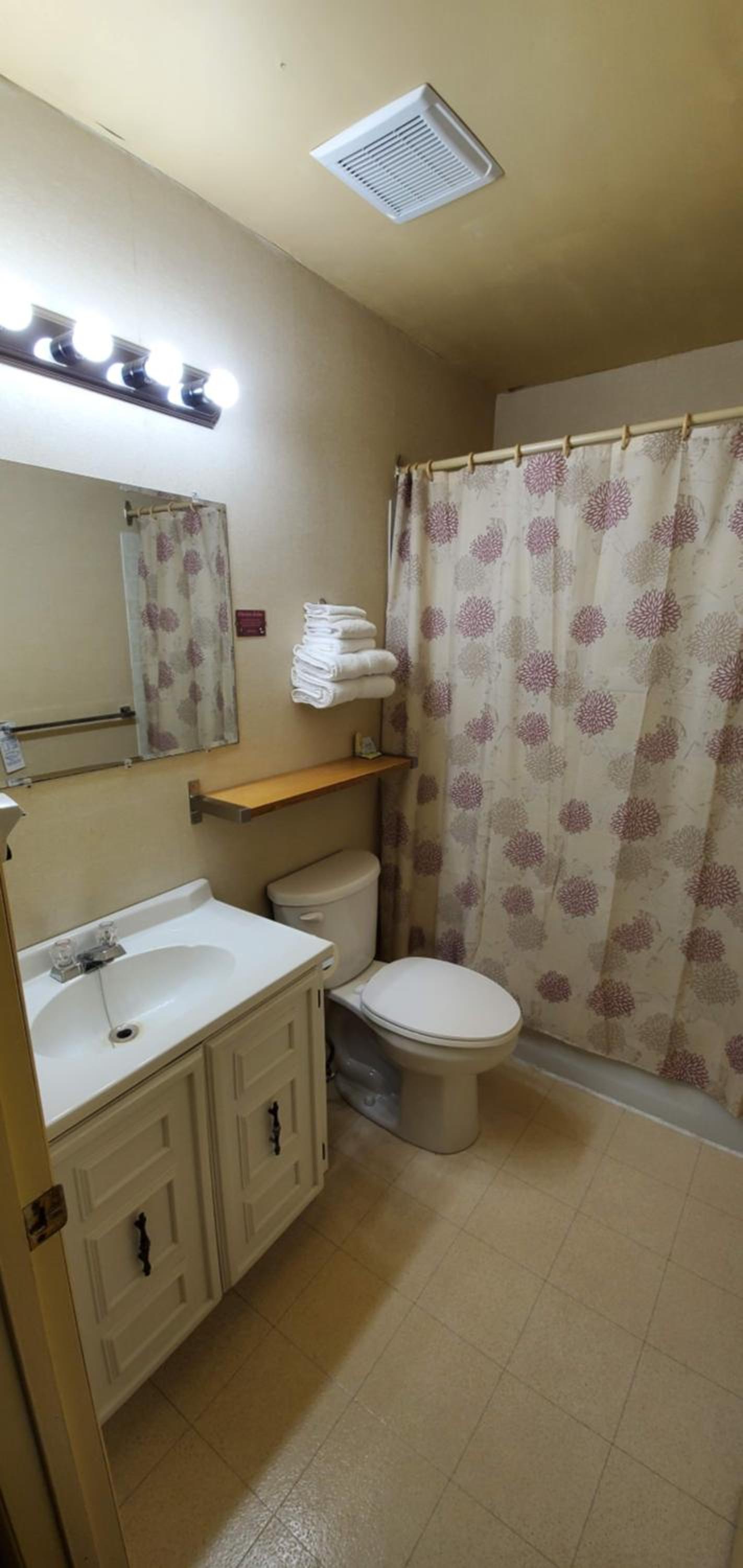 Deluxe Queen Room - Photo 9